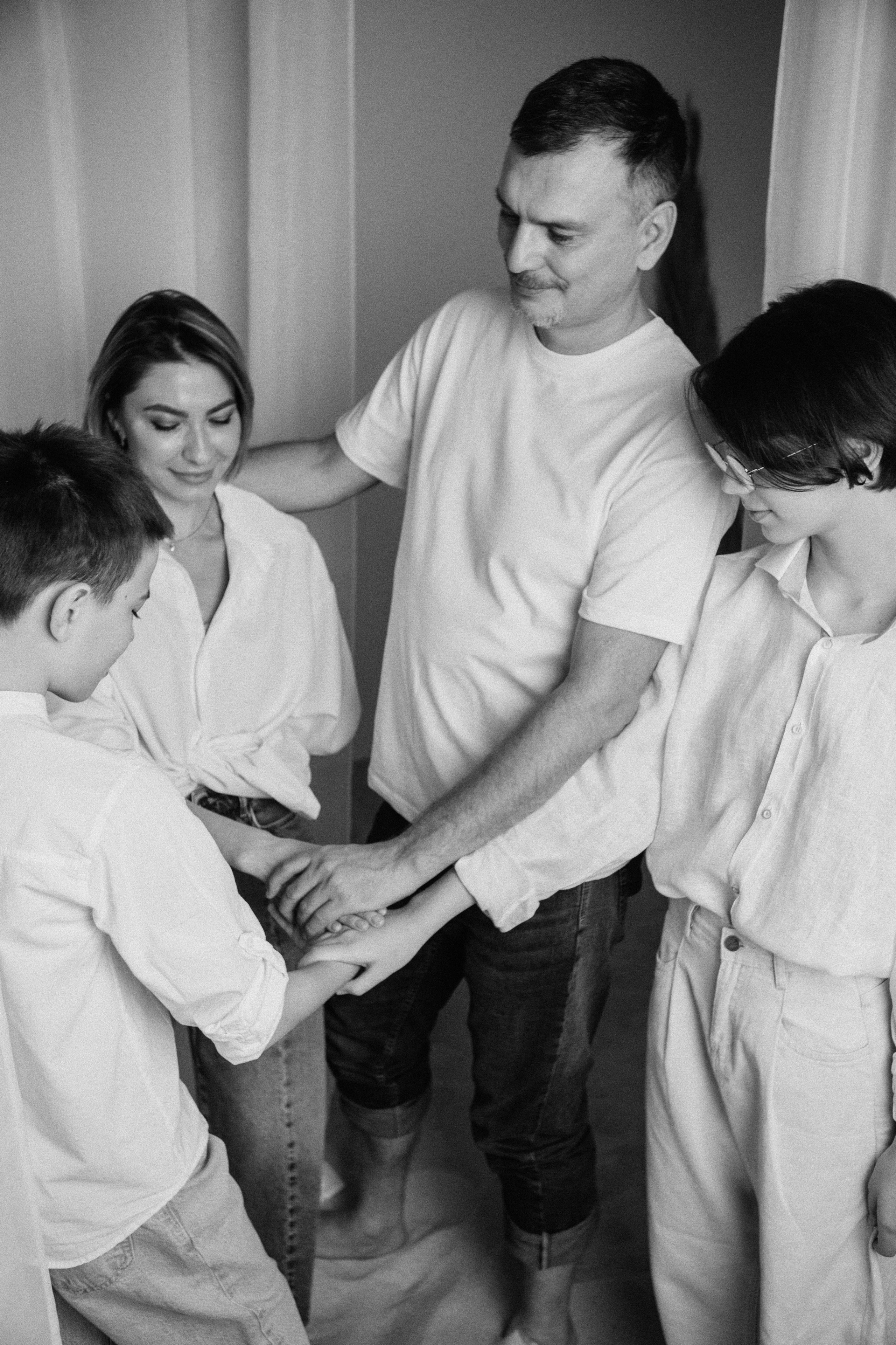 Семейная фотосессия в студии со взрослыми детьми мама папа дочь и сын. Портретный фотограф в Москве Ольга Акушко