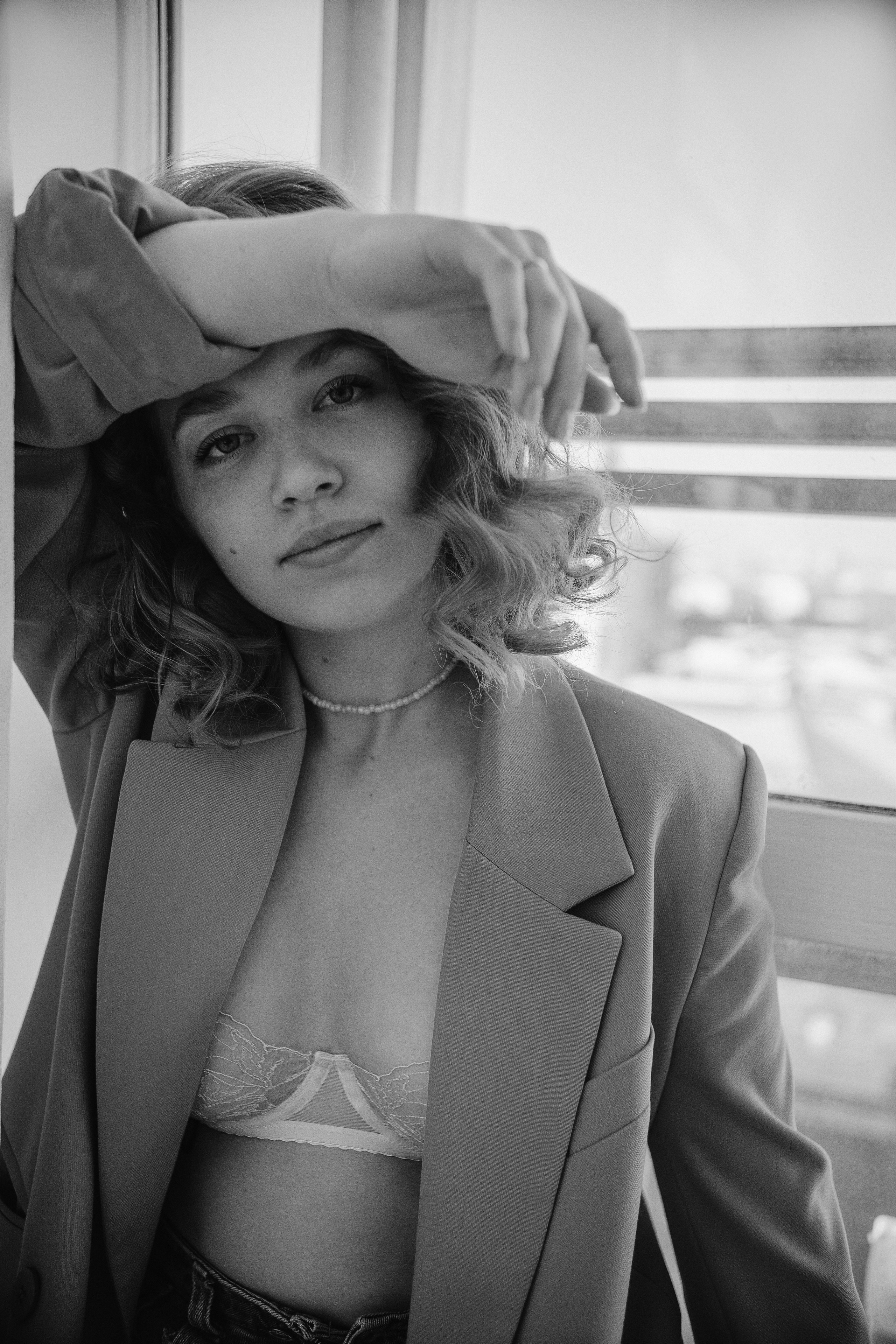 Портретная фотосессия девушка в пиджаке и джинсах в студии