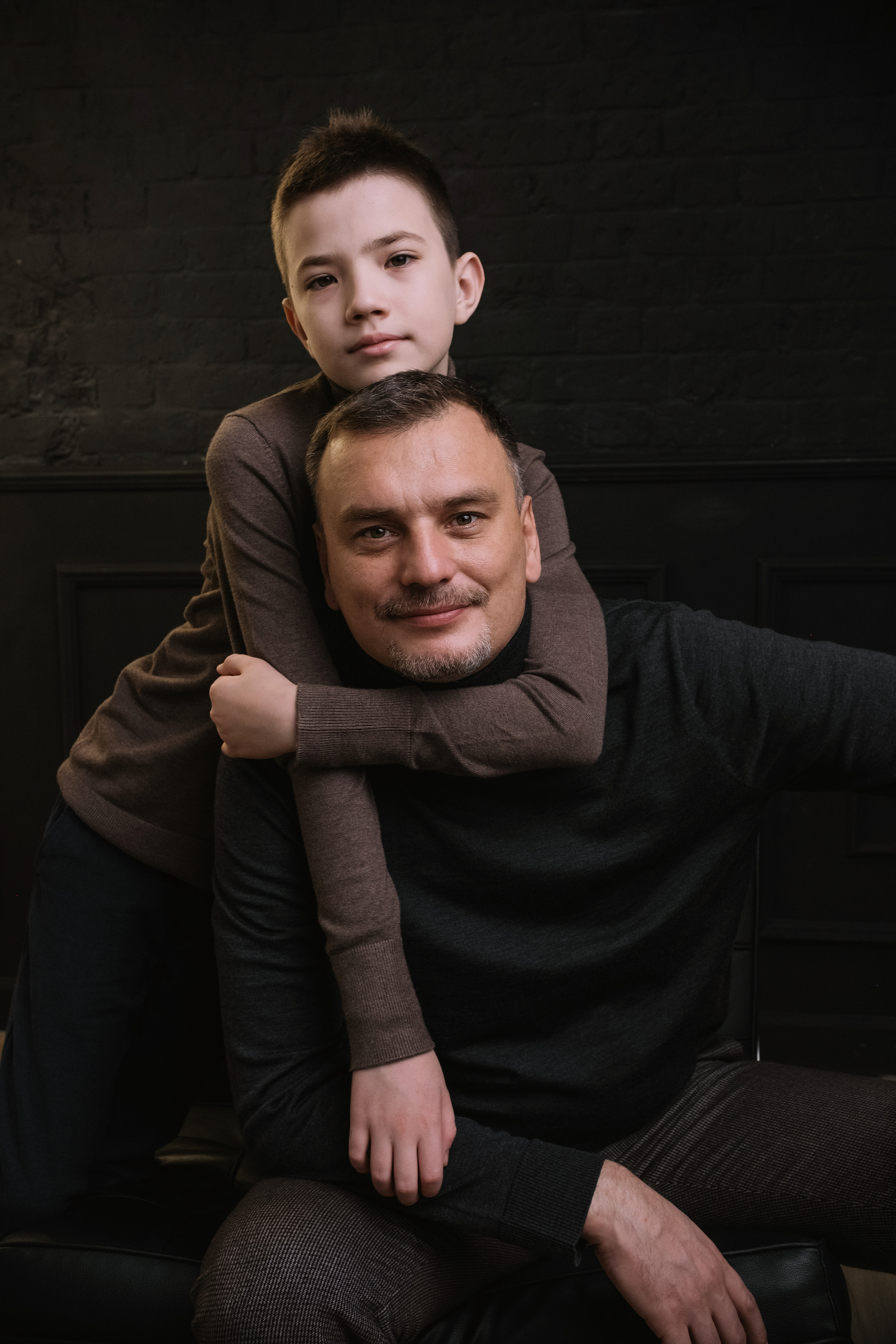 Семейная фотосессия в студии со взрослыми детьми мама папа дочь и сын. Портретный фотограф в Москве Ольга Акушко