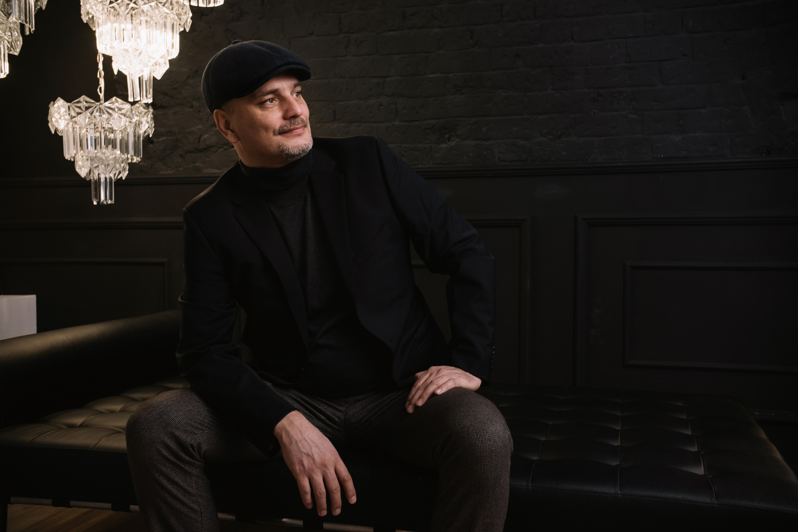 Семейная фотосессия в студии со взрослыми детьми мама папа дочь и сын. Портретный фотограф в Москве Ольга Акушко