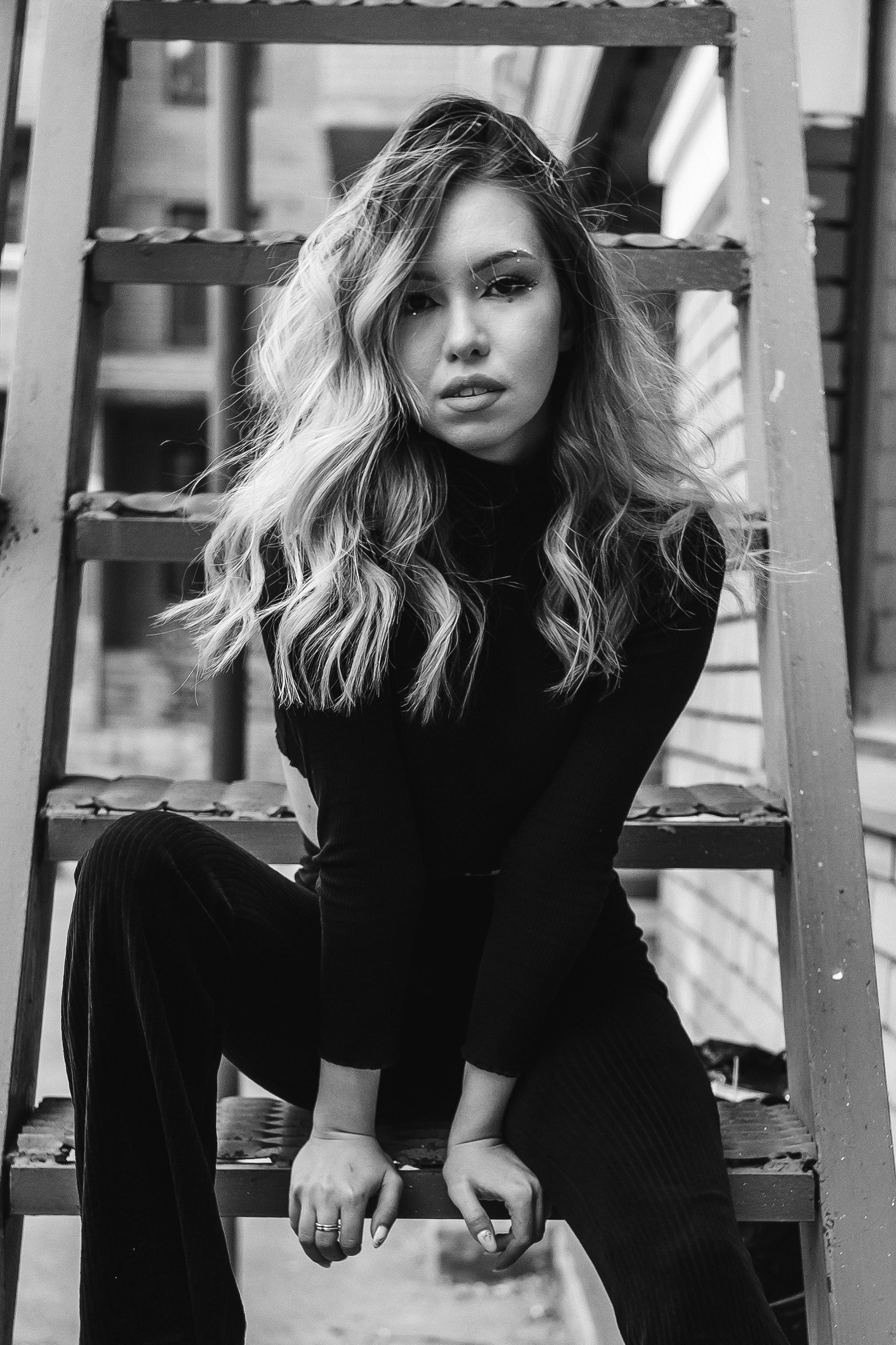 черно-белый портрет девушка в черном на лестнице