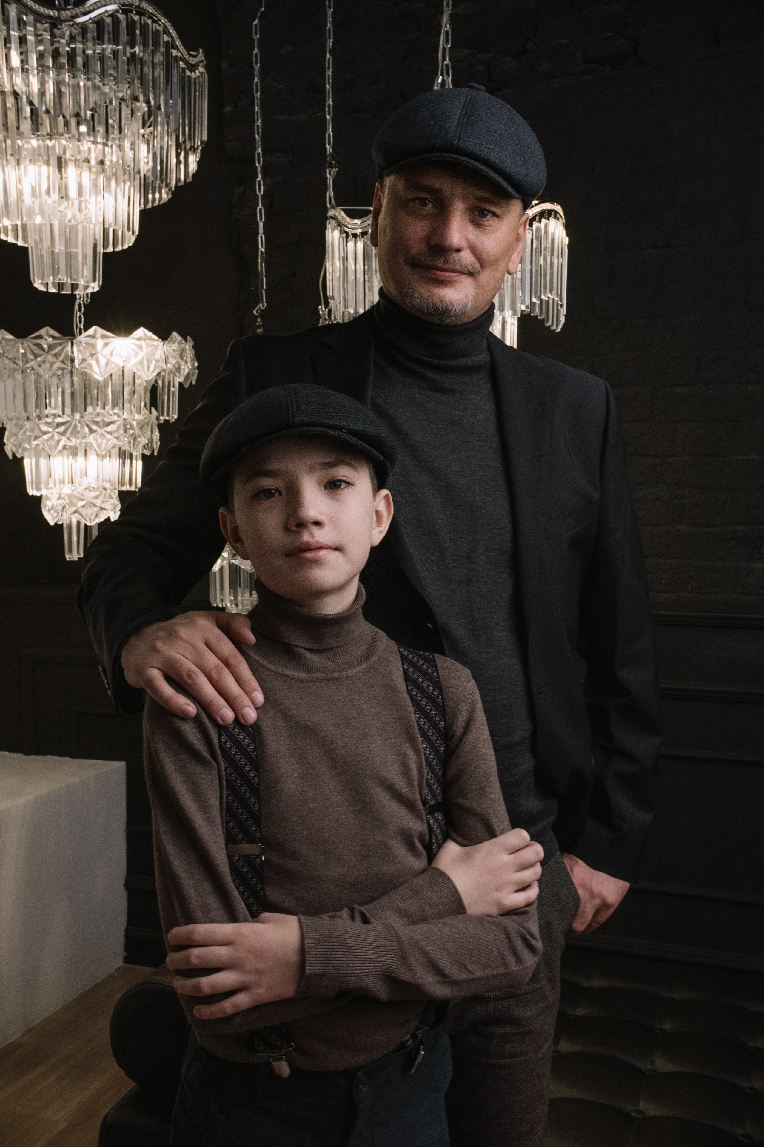 Семейная фотосессия в студии со взрослыми детьми мама папа дочь и сын. Портретный фотограф в Москве Ольга Акушко