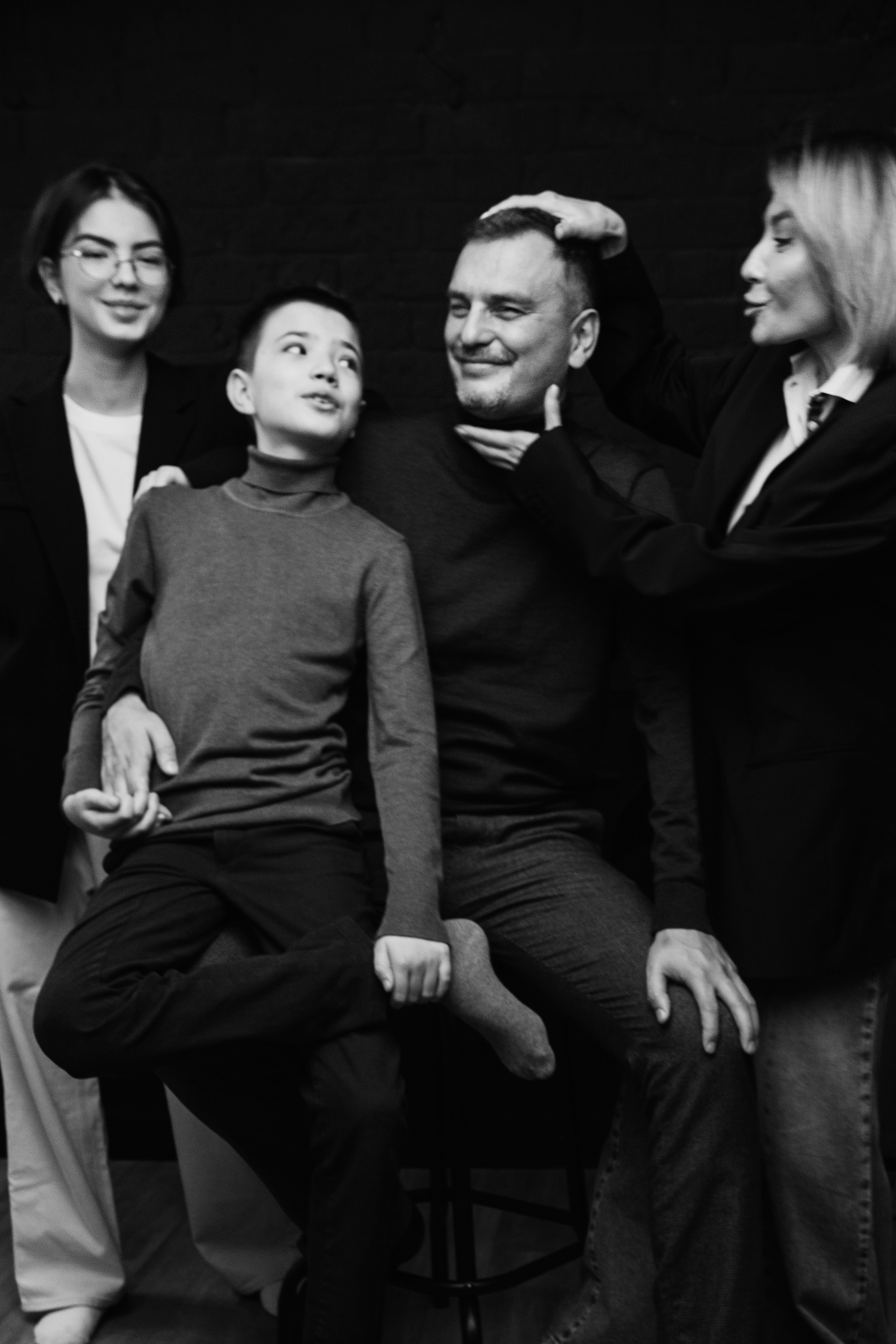 Семейная фотосессия в студии со взрослыми детьми мама папа дочь и сын. Портретный фотограф в Москве Ольга Акушко