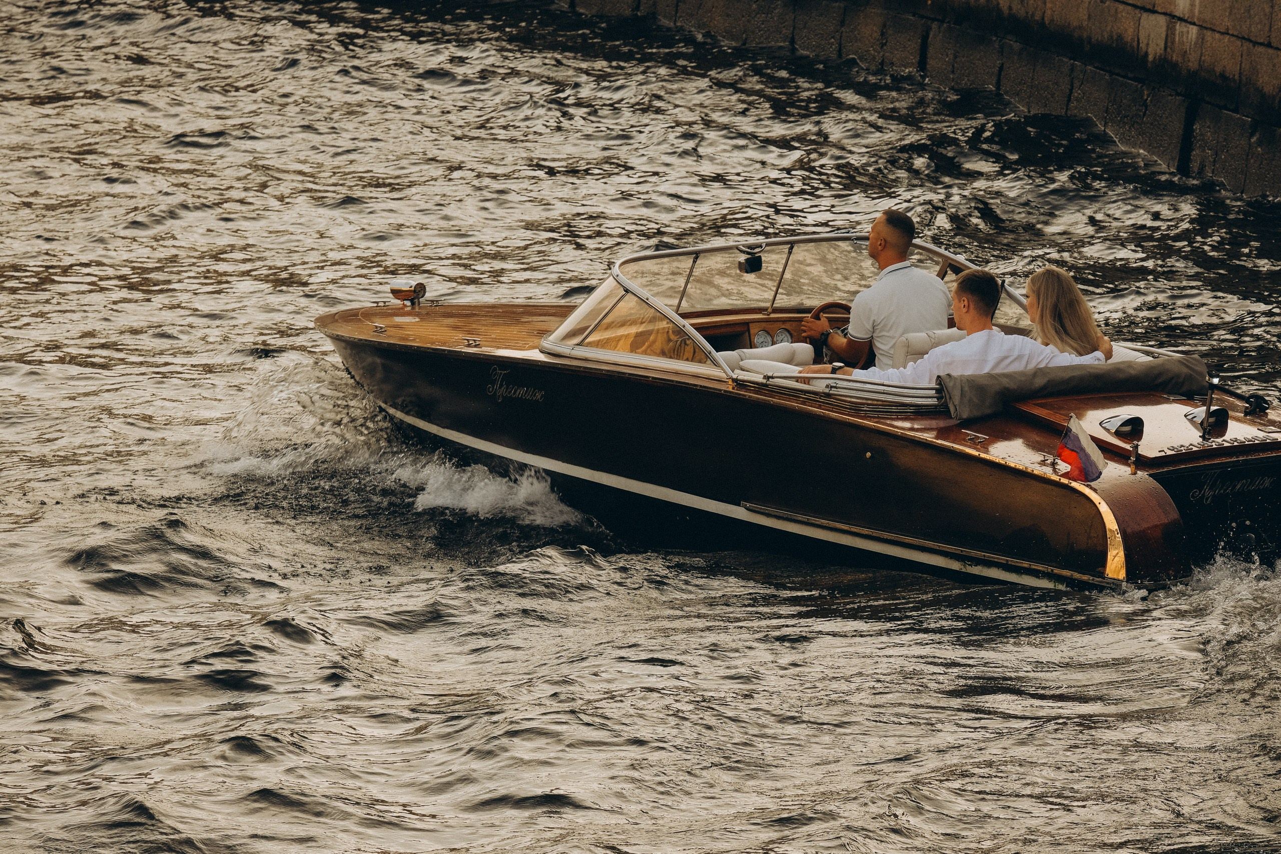 СВАДЕНБНАЯ СЬЕМКА НА КАТЕРЕ ПО КАНАЛАМ САНКТ-ПЕТЕРБУРГА И В АКВАТОРИИ НЕВЫ. Профессиональный фотограф, Санкт-Петербург — Виктория Богомолова