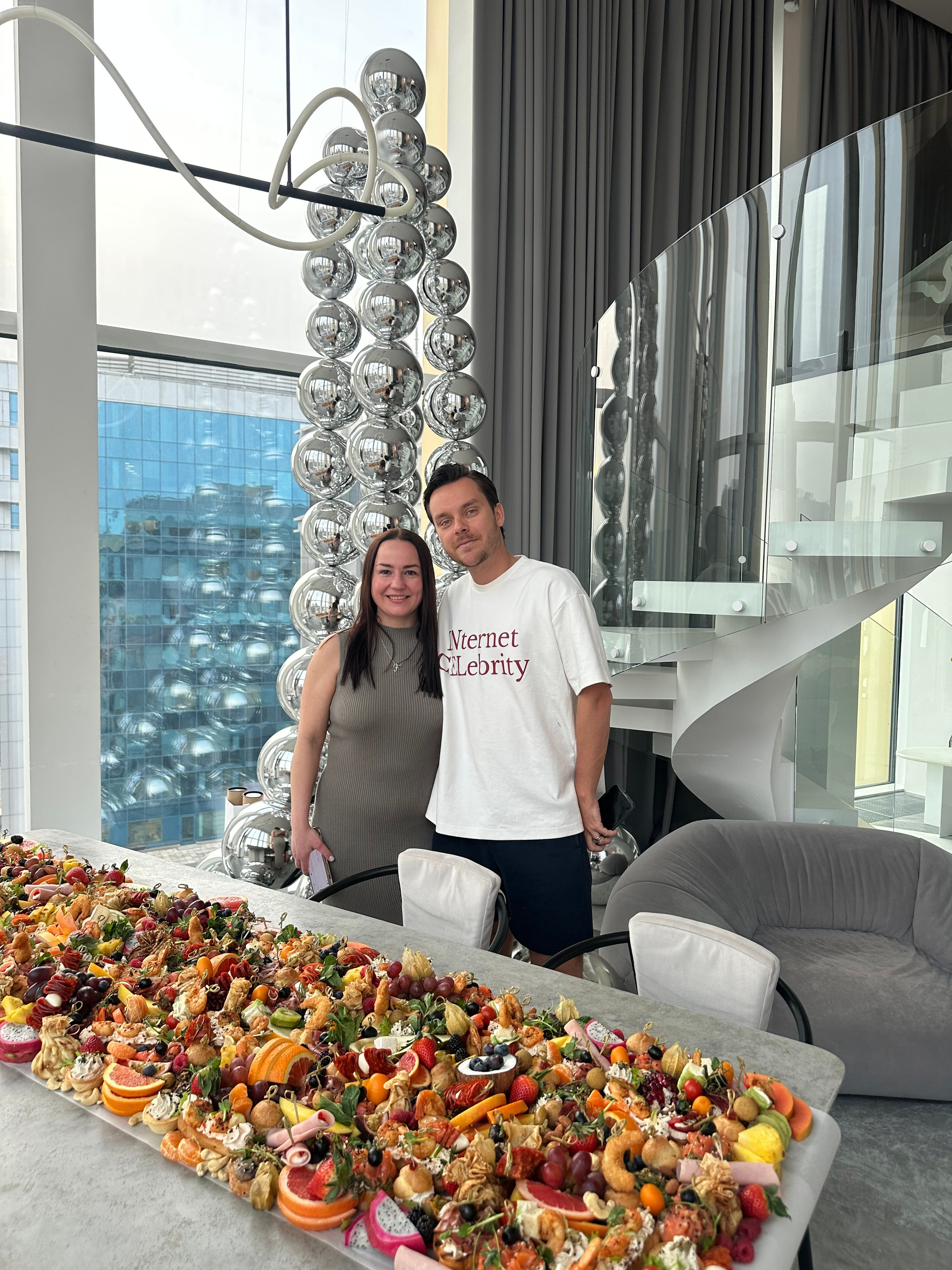 Столы. Выездной кейтеринг, съедобные букеты, торты и сладости на заказ