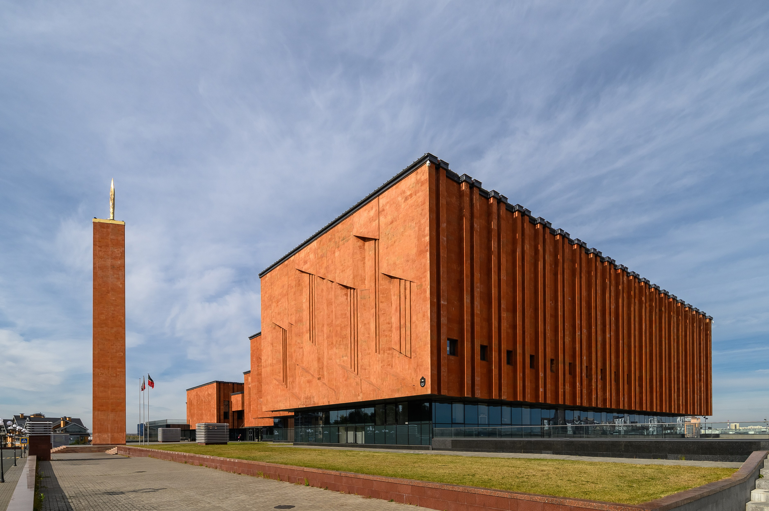 Геометричные формы зданий в Казани помогают выстраивать композицию в портретной фотографии