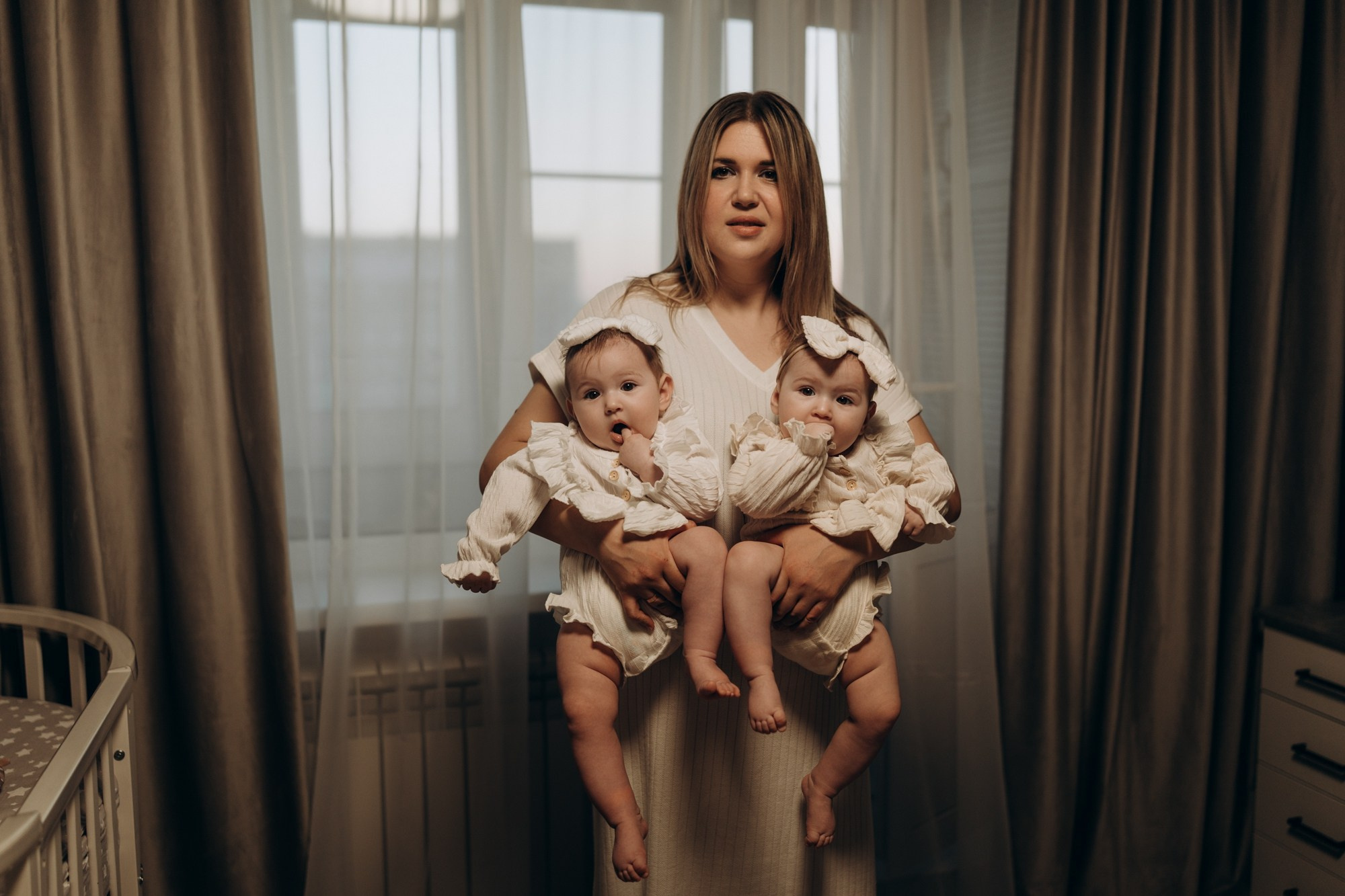 Семейная фотосессия с двойняшками в квартире. Свадебный и репортажный фотограф в Ярославле Евгений Сальников