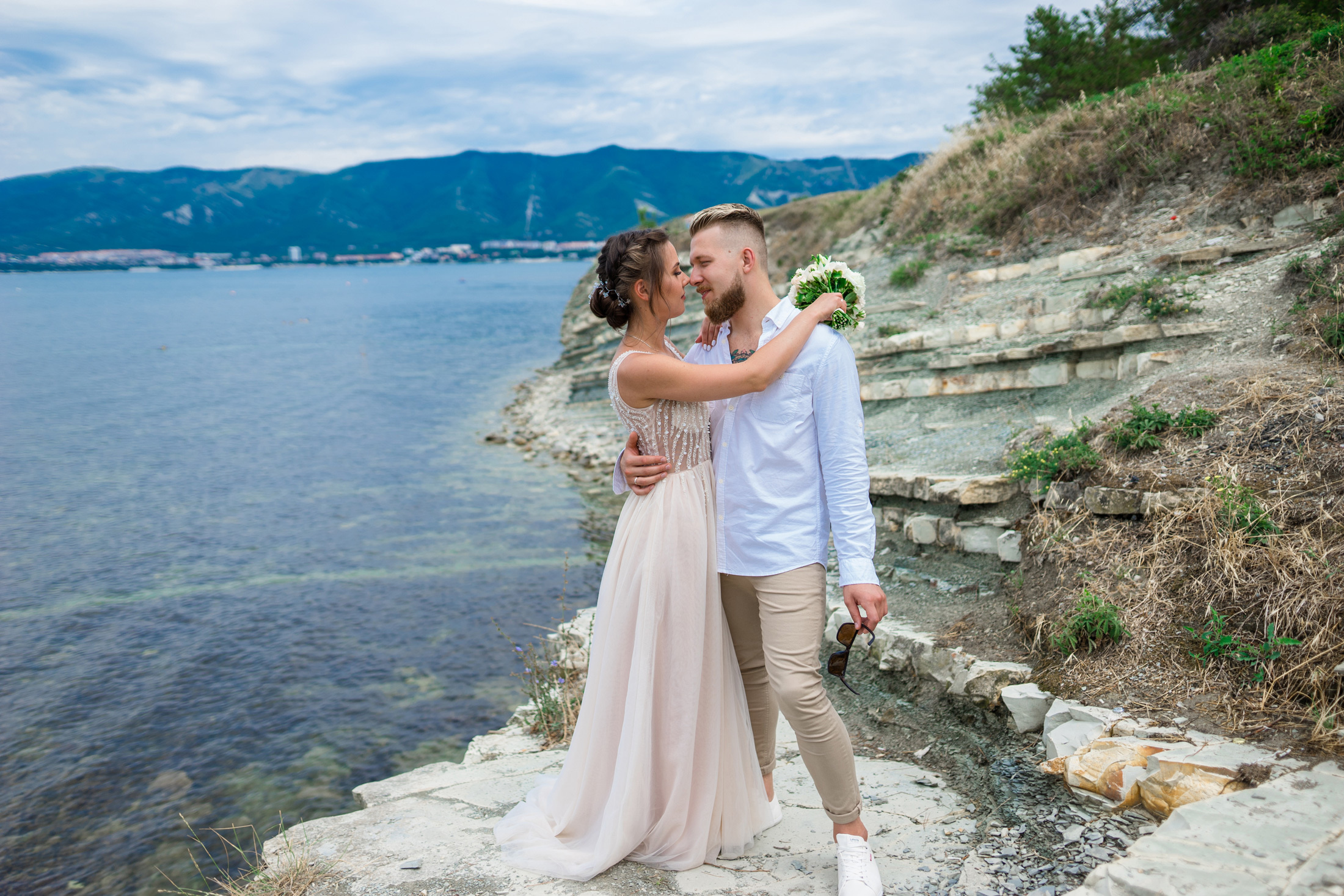 Свадебная фотосессия жениха и невесты на Толстом мысе в Геленджике