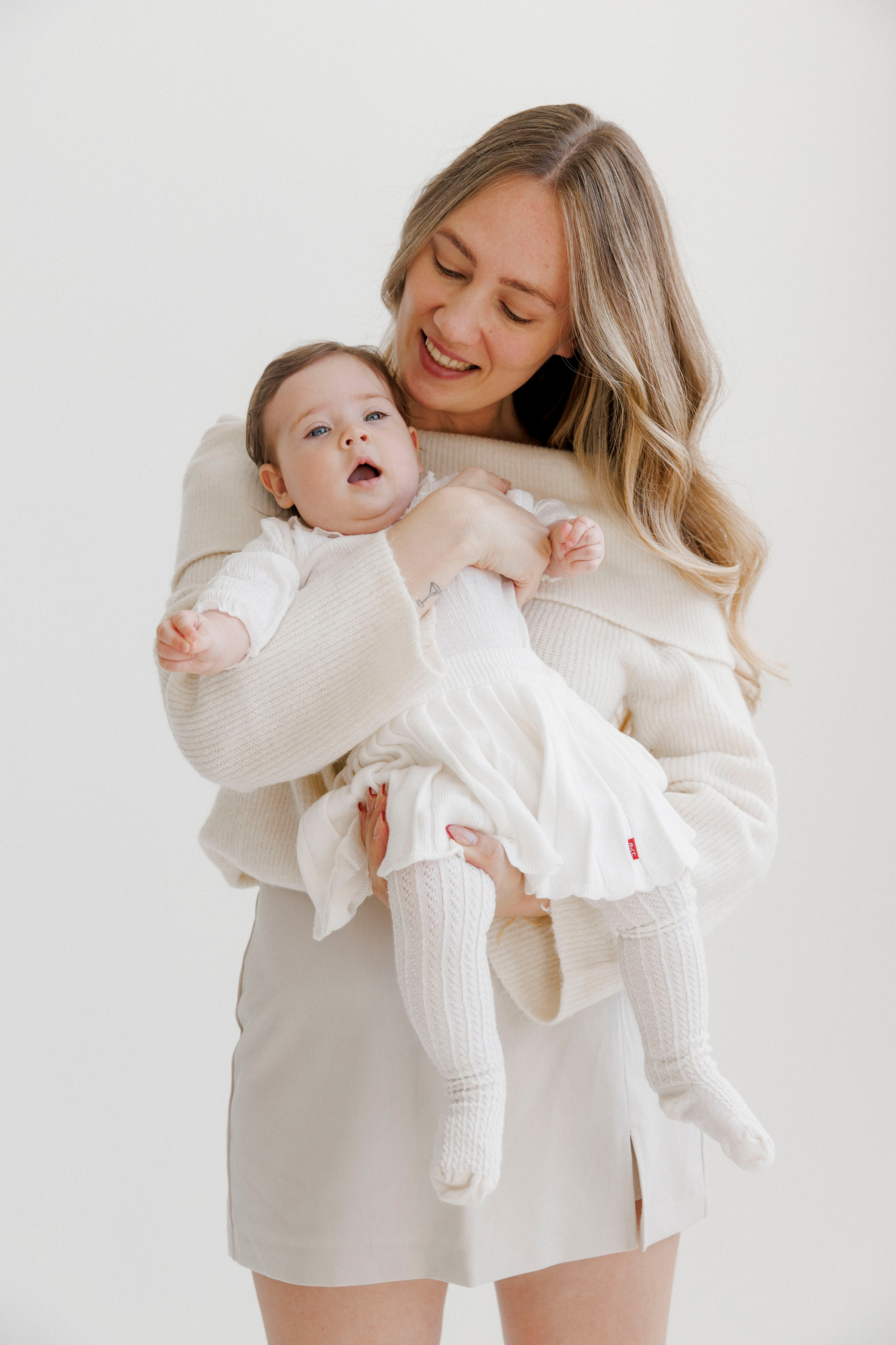 6 months old family photoshoot inside the white studio. Главная