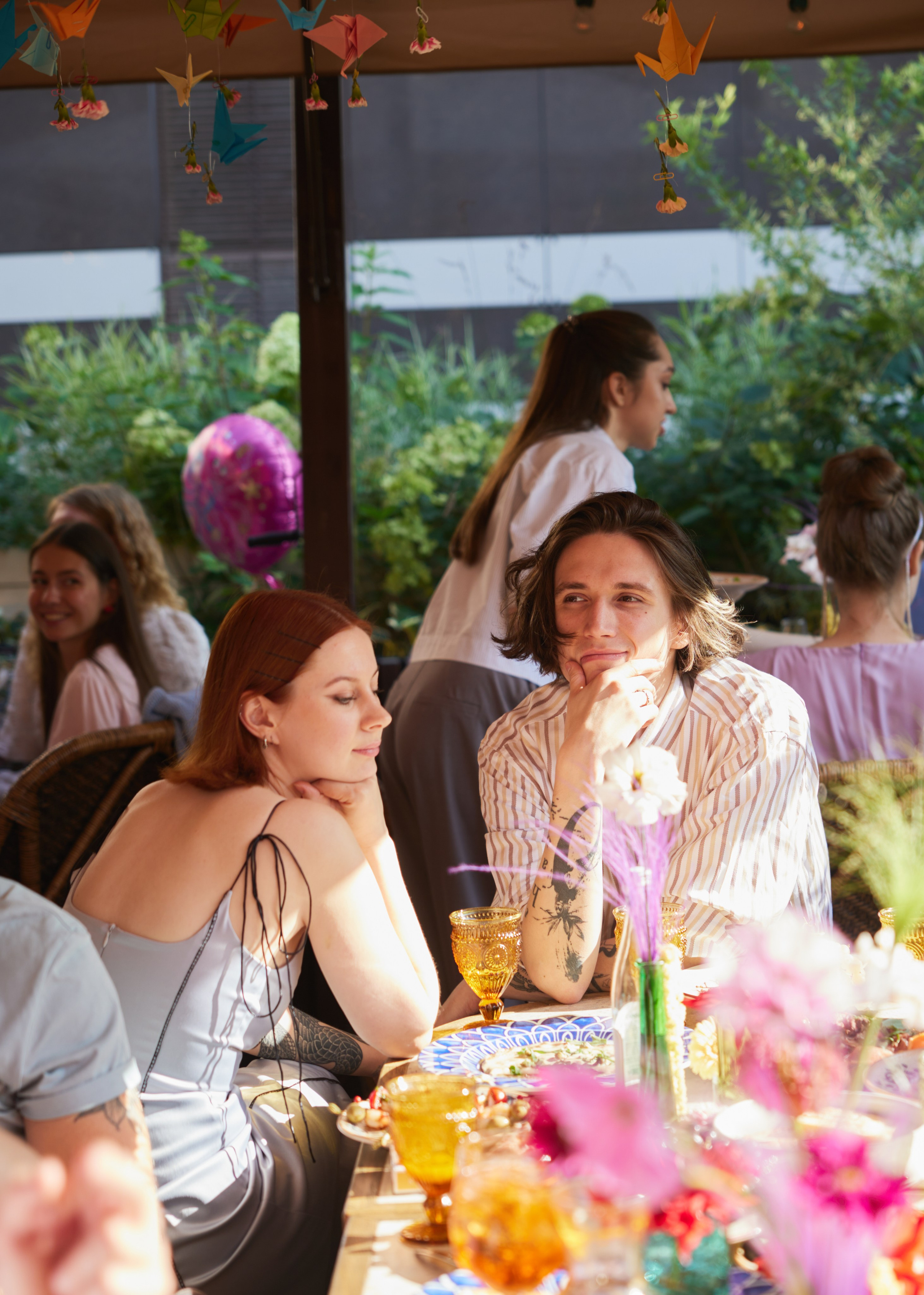 Бумажные украшения и блестки* Костя & Наташа. Фотограф Чугунов Александр