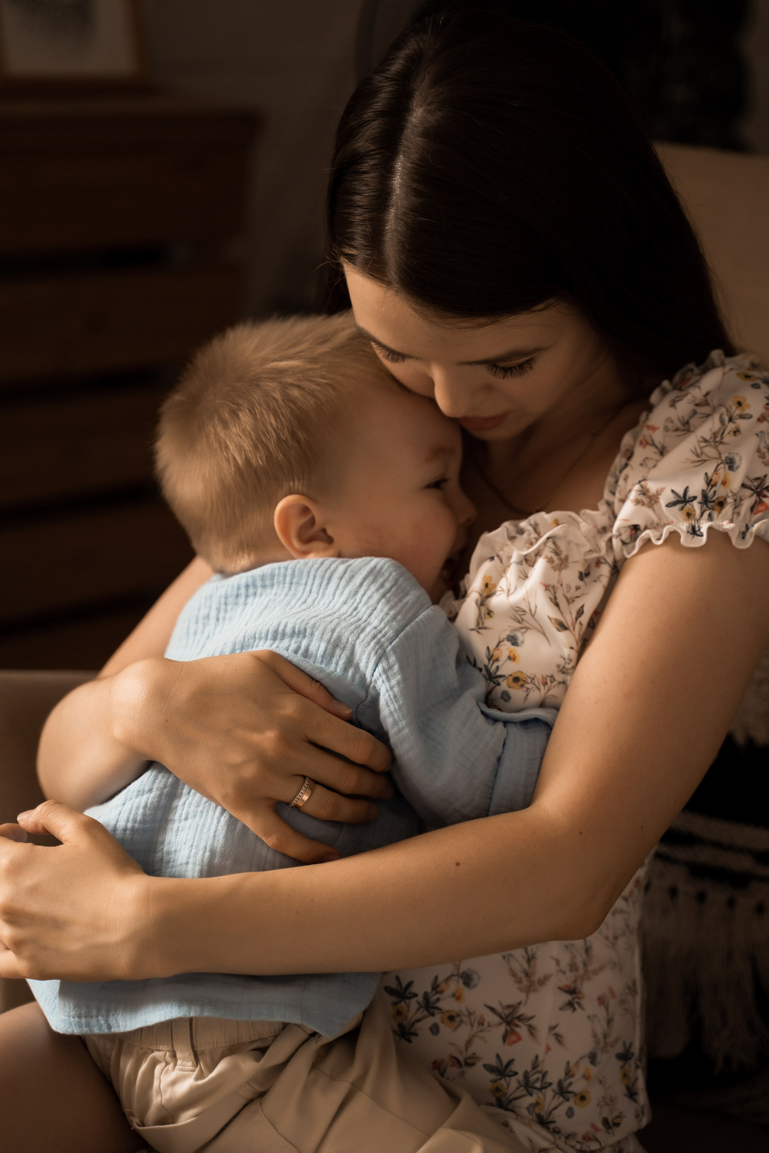 ребенок обнимает маму