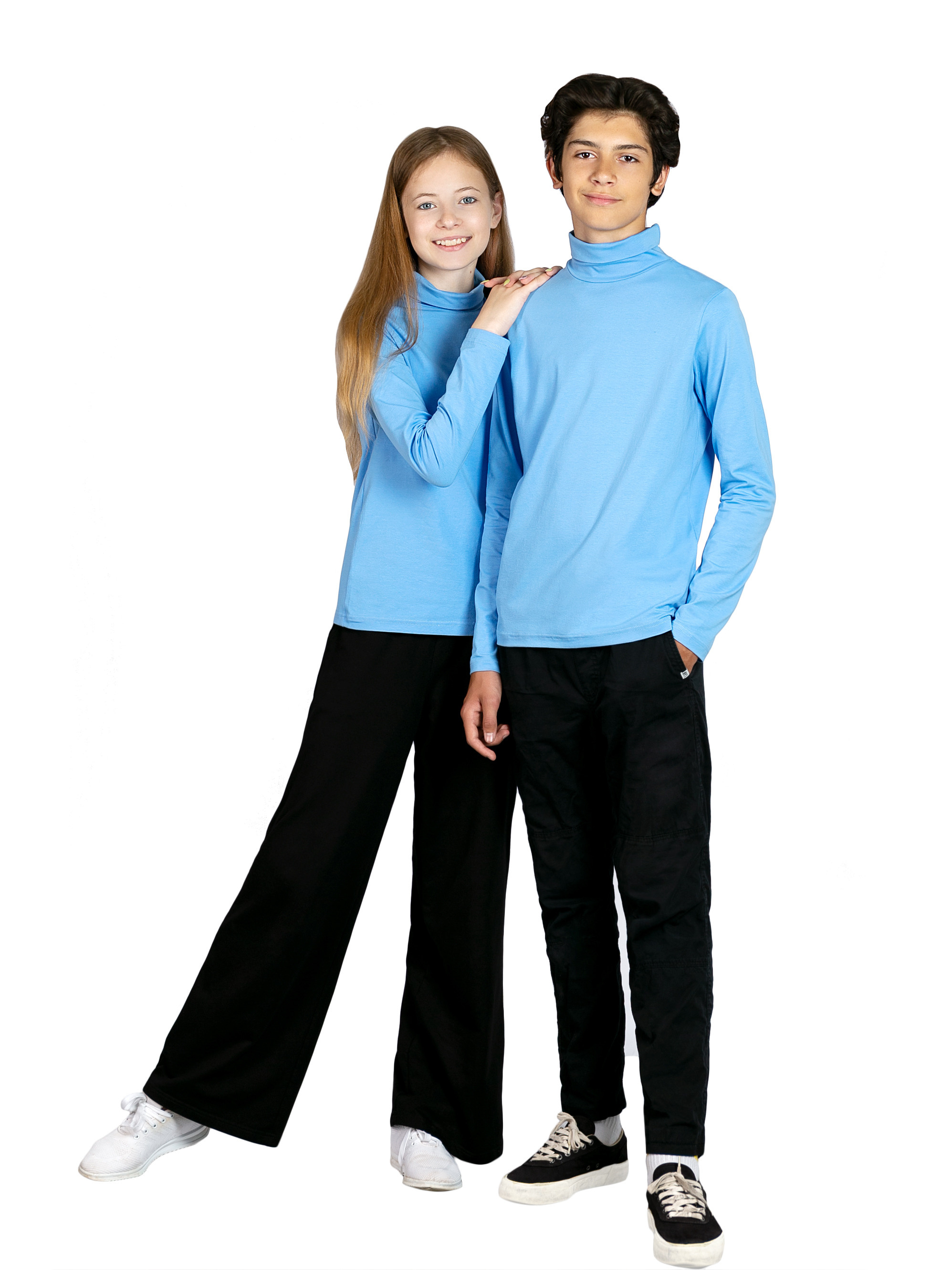 Детская одежда на белом фоне для wildberries, с моделью. Предметная, рекламная фотосъёмка в Орле. Предметный фотограф в Орле