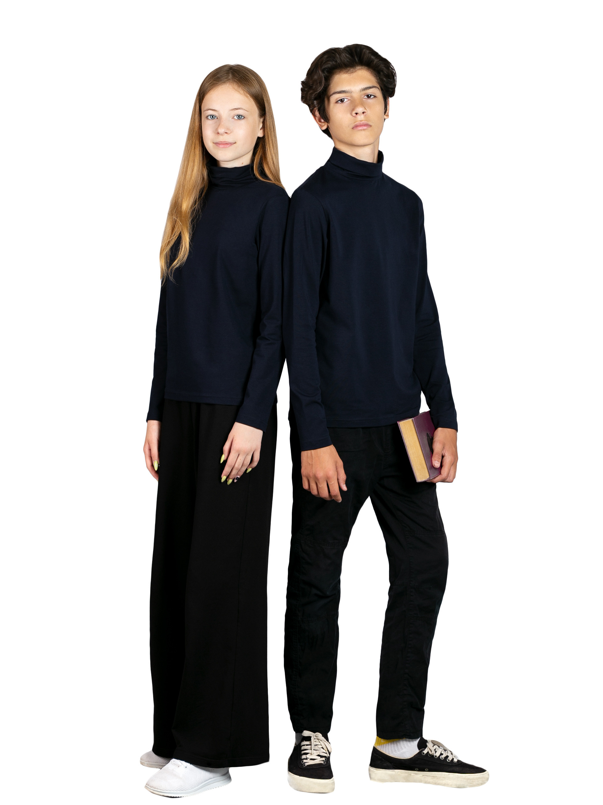 Детская одежда на белом фоне для wildberries, с моделью. Предметная, рекламная фотосъёмка в Орле. Предметный фотограф в Орле