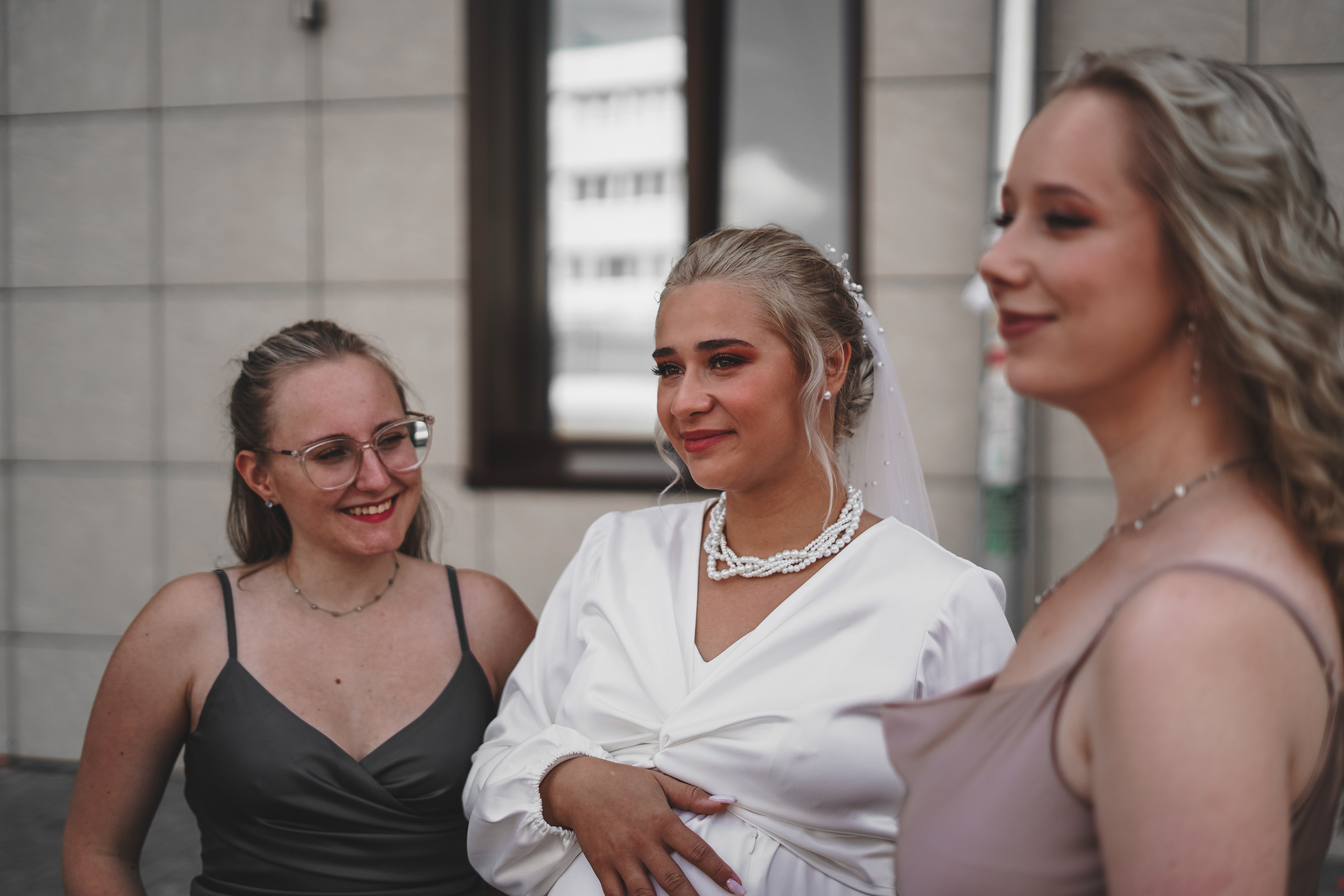 Невеста возле загса с подружками