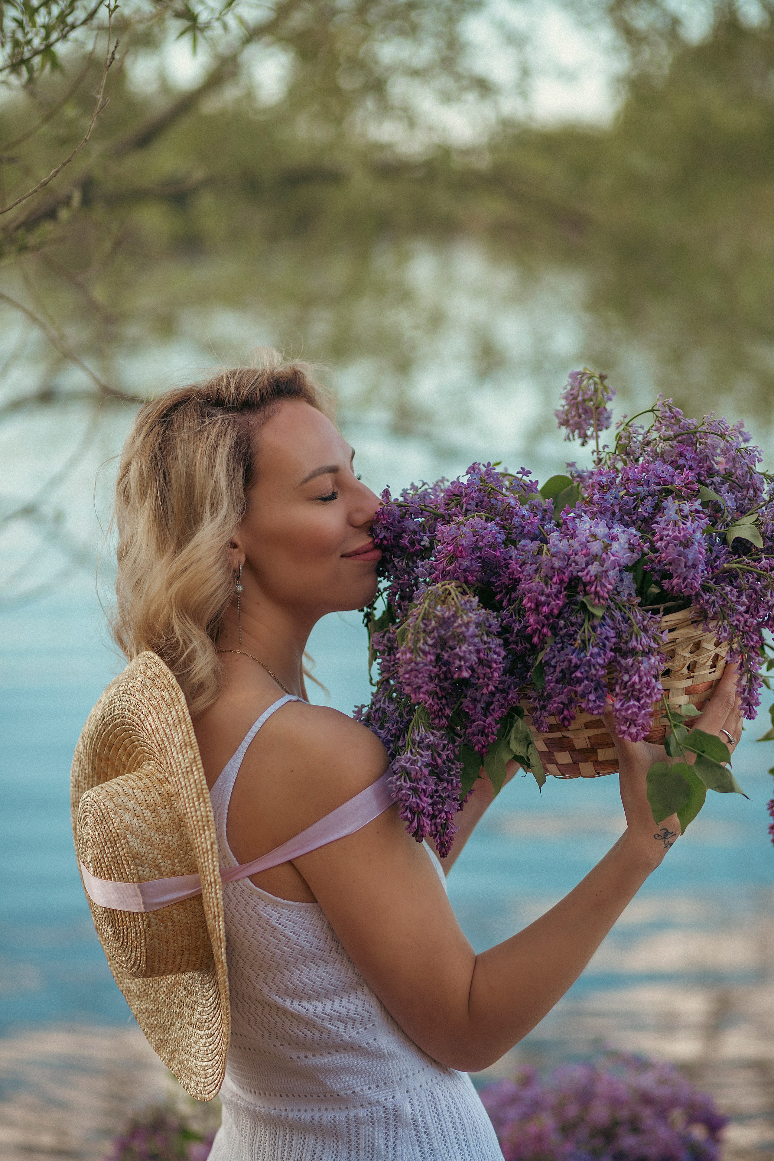 Яна в лодке с сиренью. Фотограф Ольга Бобб Нижний Новгород