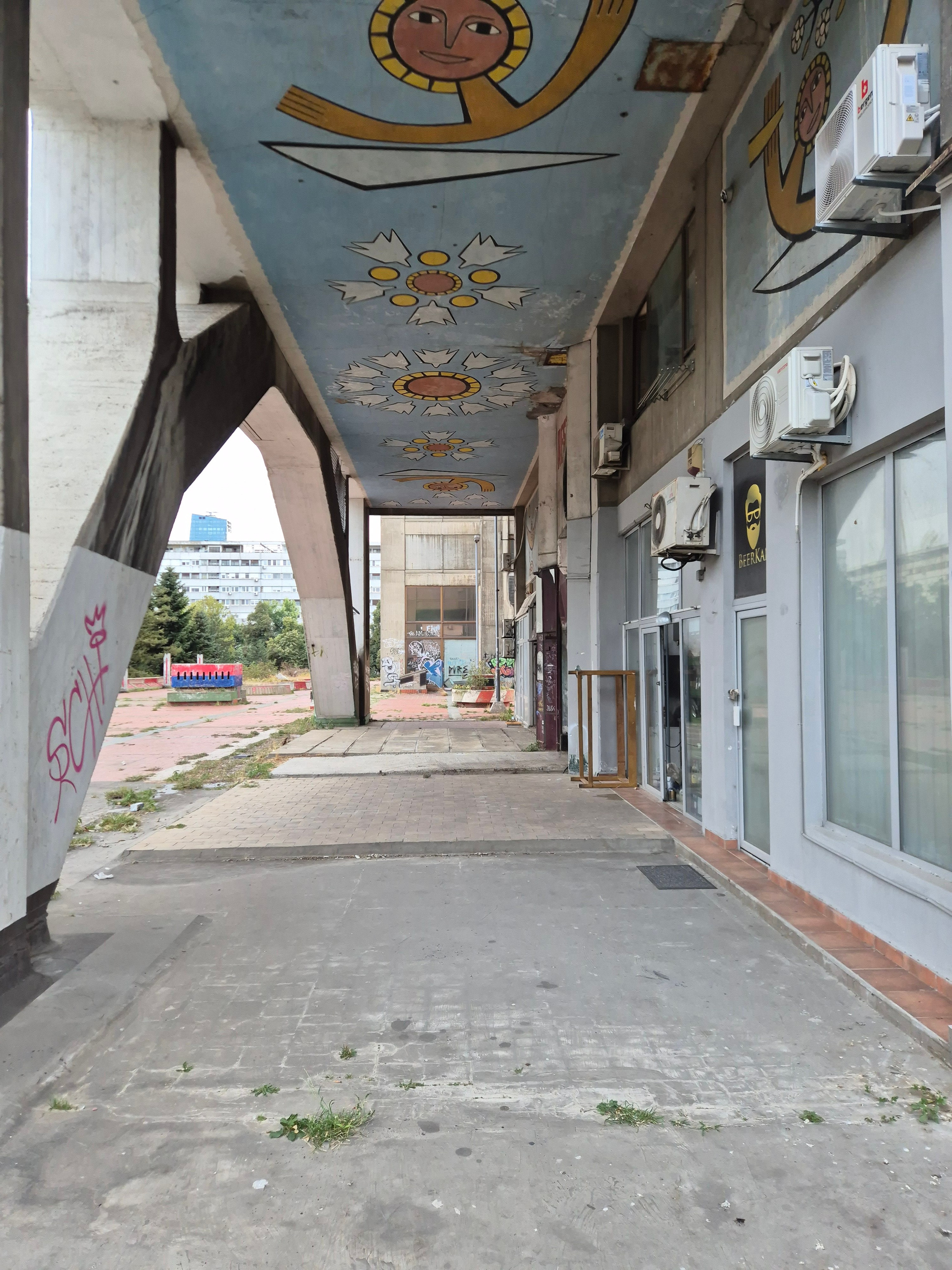 В офисной части размещалась компания GENeral EXport, во времена Югославии, занимавшаяся, в первую очередь, оборотом товаров по бартеру между СССР и Югославией. 