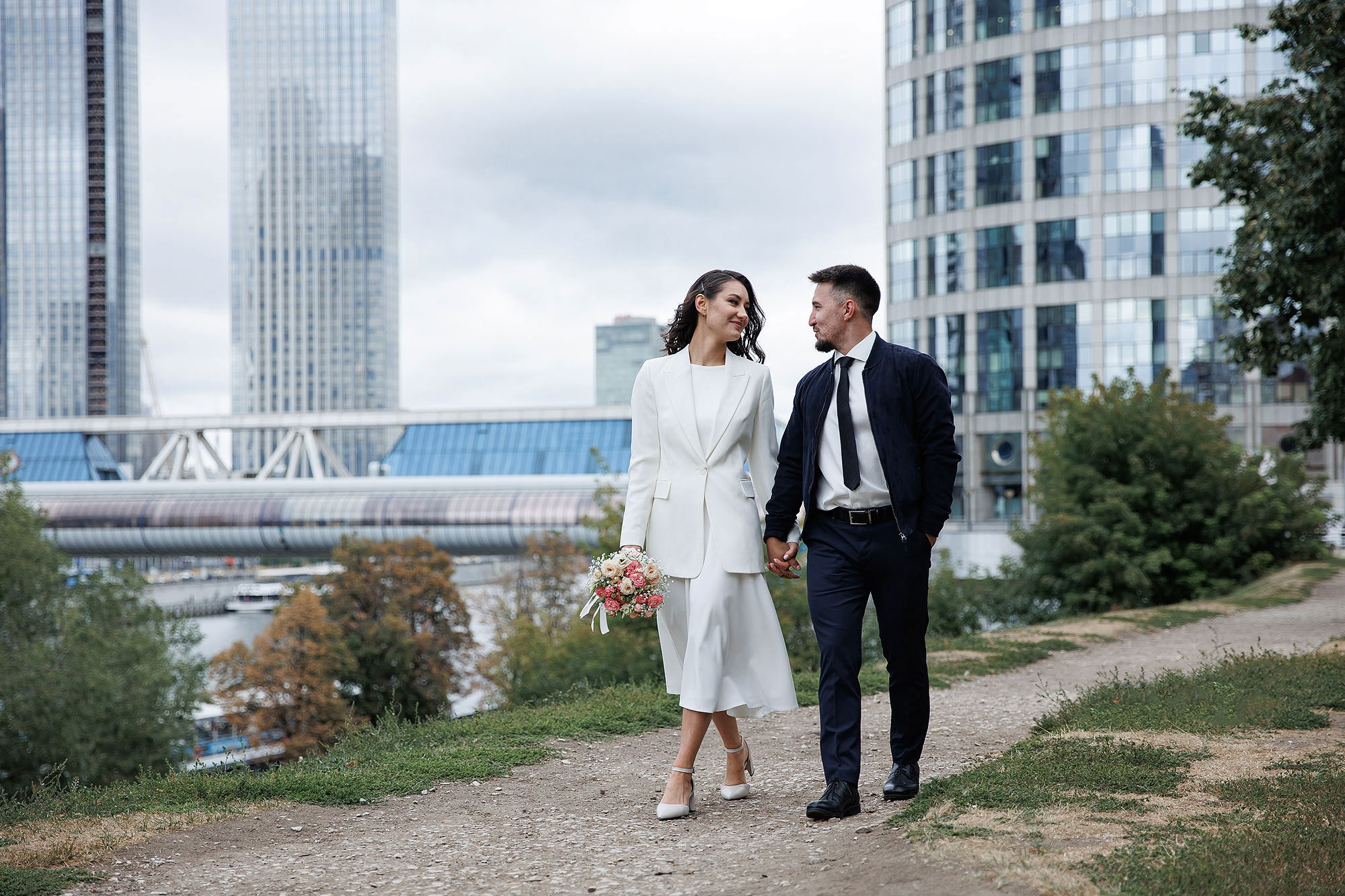 Прогулка, фотосессия жениха и невесты. Свадебная съемка. Фотограф в Москве Валерий Боцман