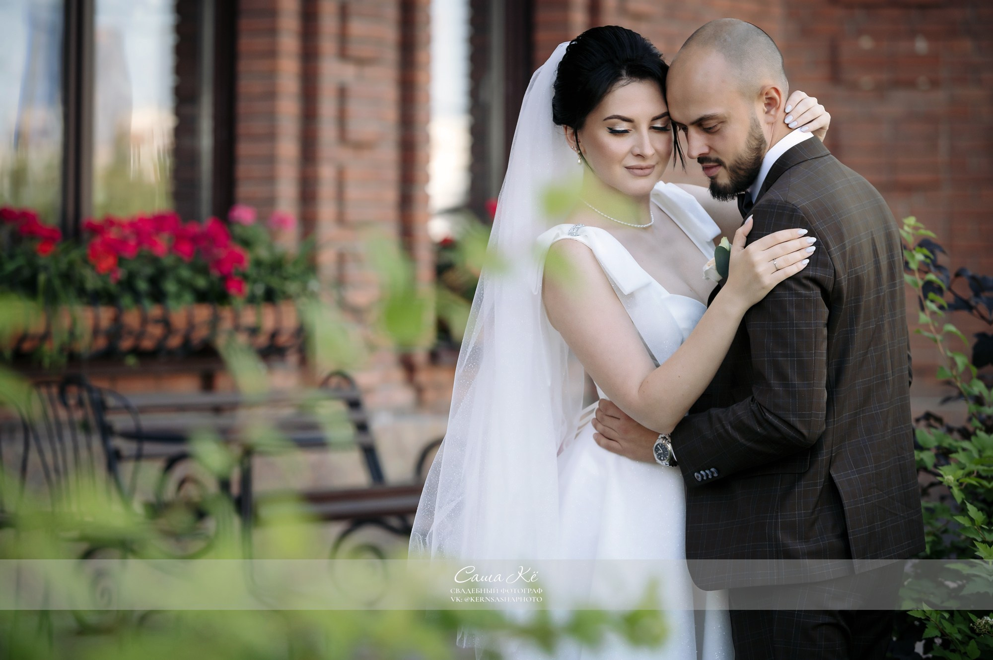 Уникальные кадры в осенних локациях Новосибирска. Поспешите записаться на съемку к популярному мастеру.