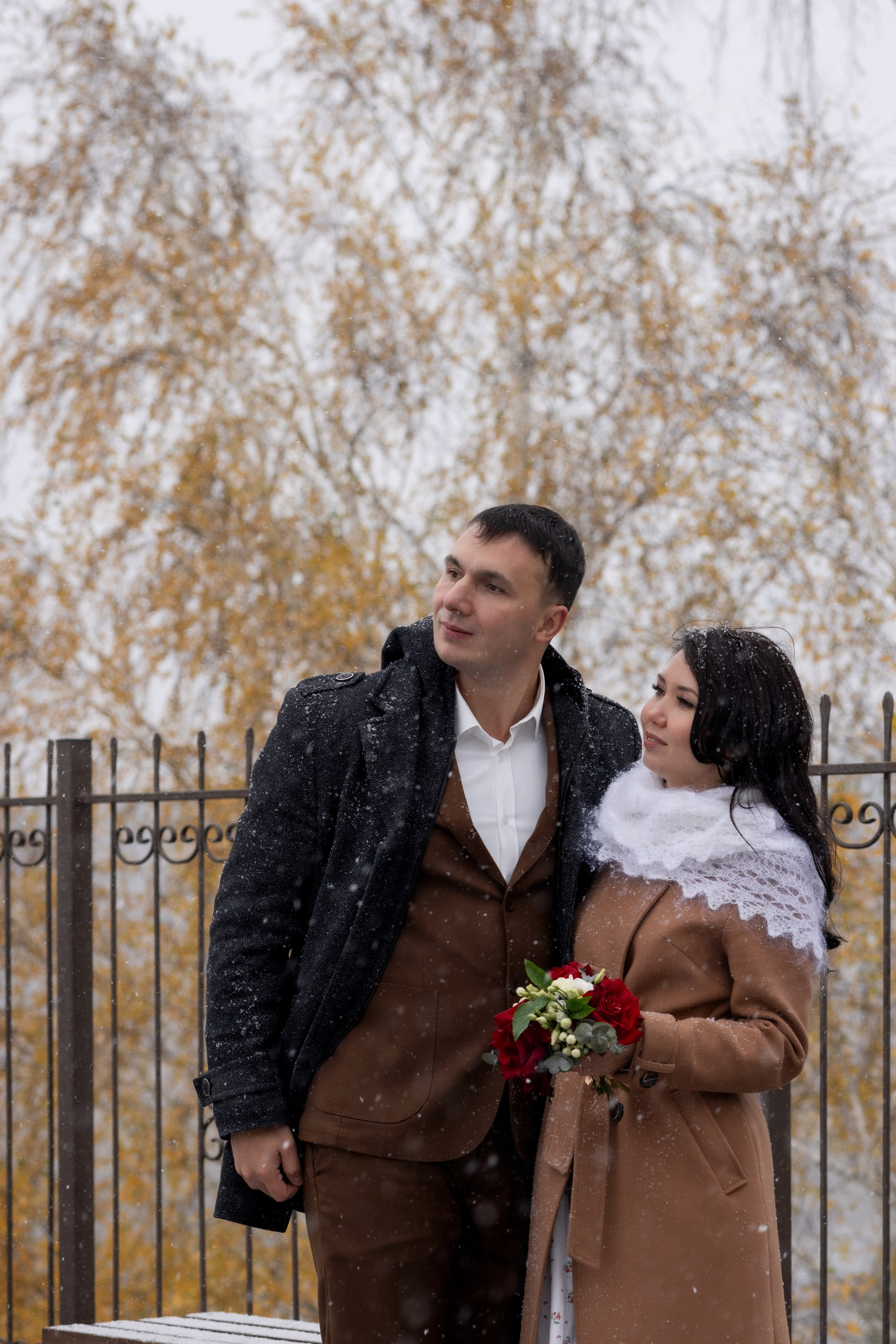 Зимняя свадебная фотосессия в Тюмени: пара на фоне снега