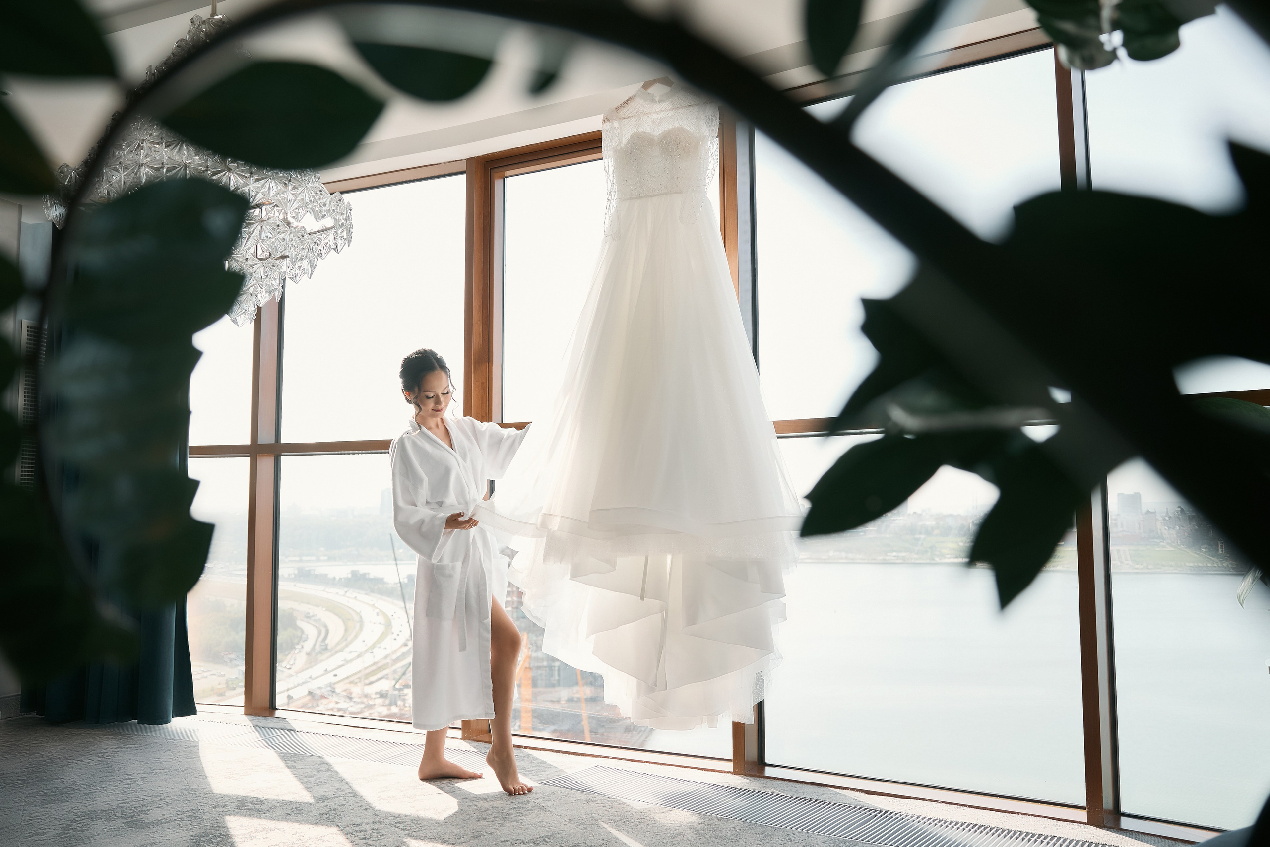 Аяз и Аделя. Свадебная фотосессия душевной пары в белых одеяниях на белых одеялах…. Мое имя Раиль. Я репортажный фотограф в Казани, так же мой любимый жанр — свадебный фотограф