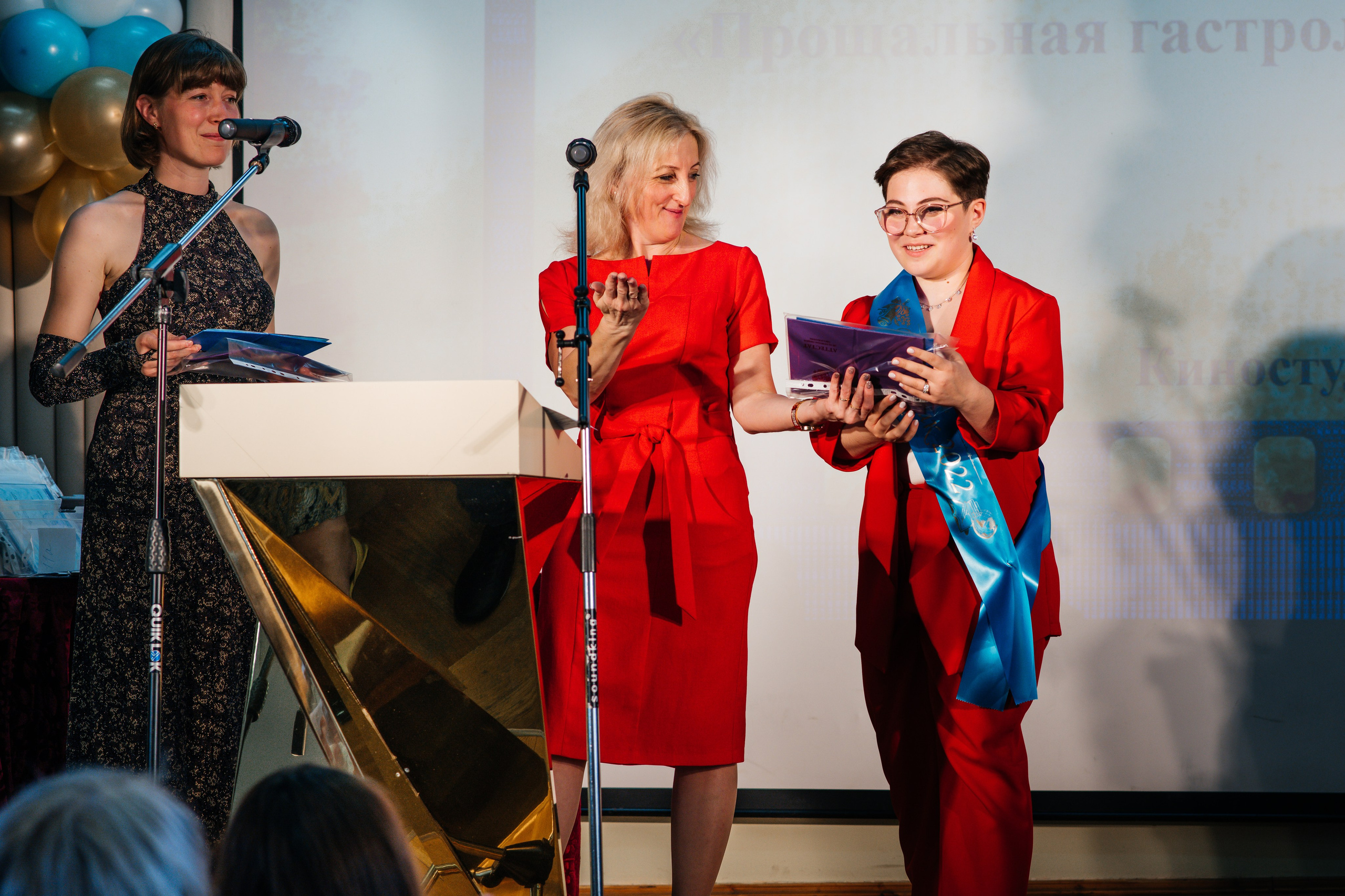 Вручение аттестатов. Выпускные альбомы в Подольске Москве и МО