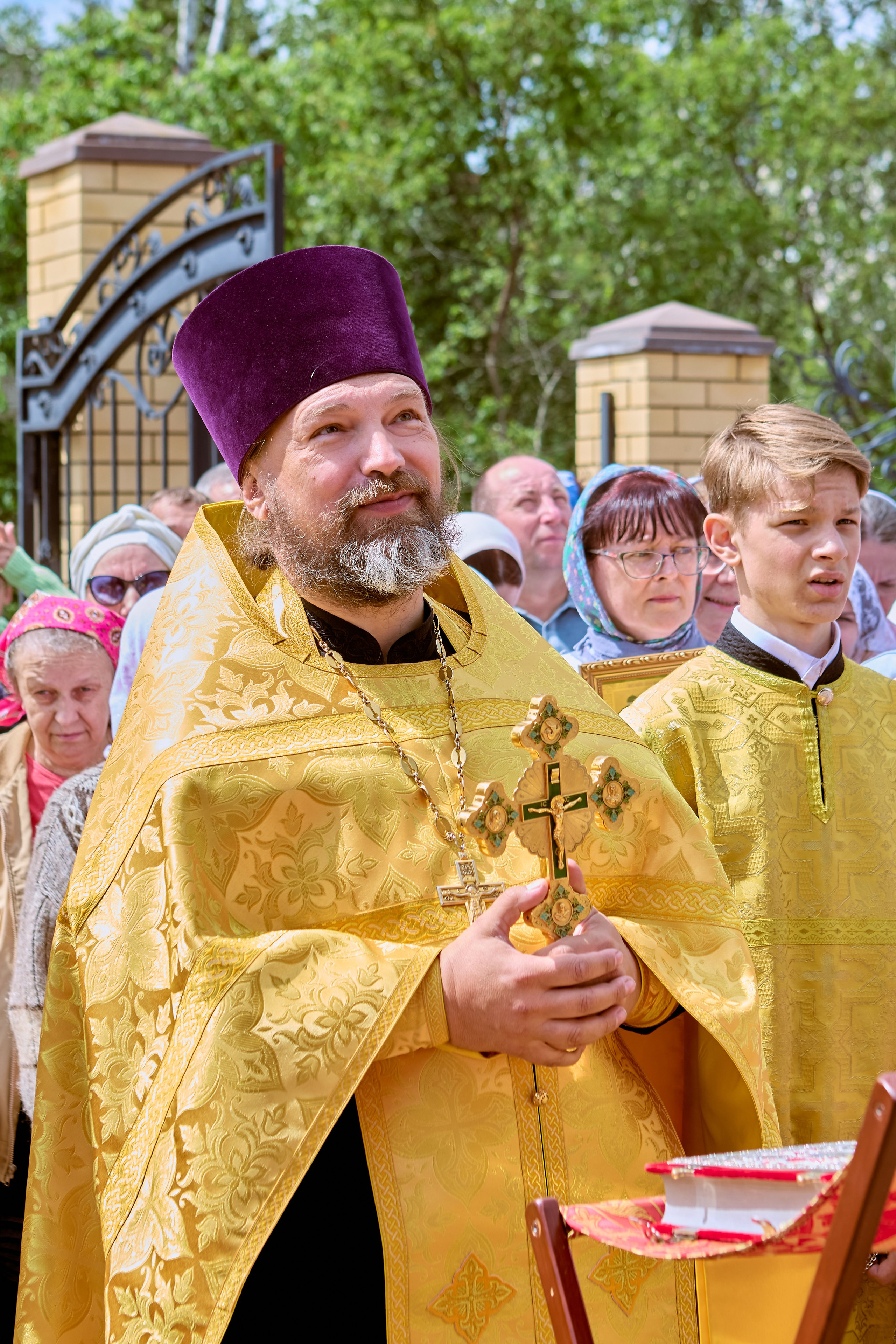 Портрет священника с престольным крестом во время молебна перед Иконой Богородицы Державная