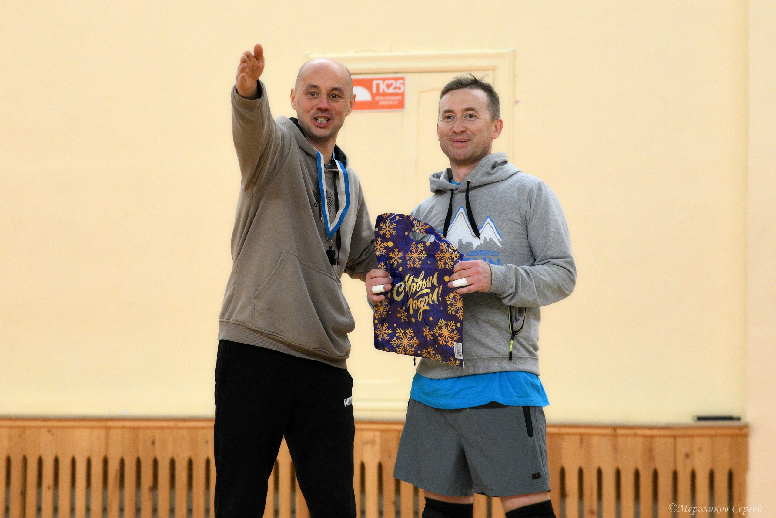 Новогодний турнир по волейболу. Ижевск. 15.12.2023. Спортивный репортажный фотограф в Ижевске Сергей Мерзляков