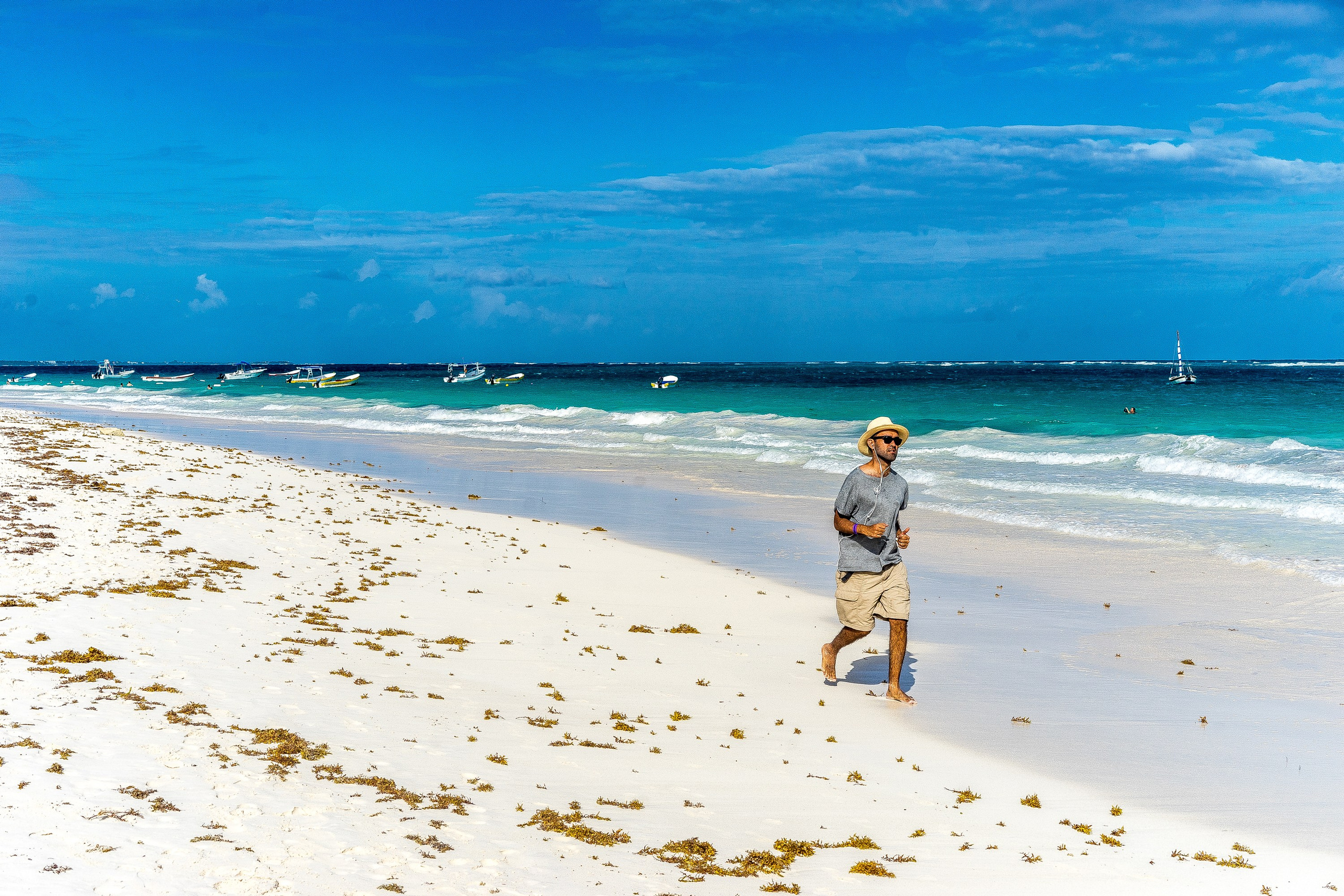 Мексиканец делает пробежку на пляже.