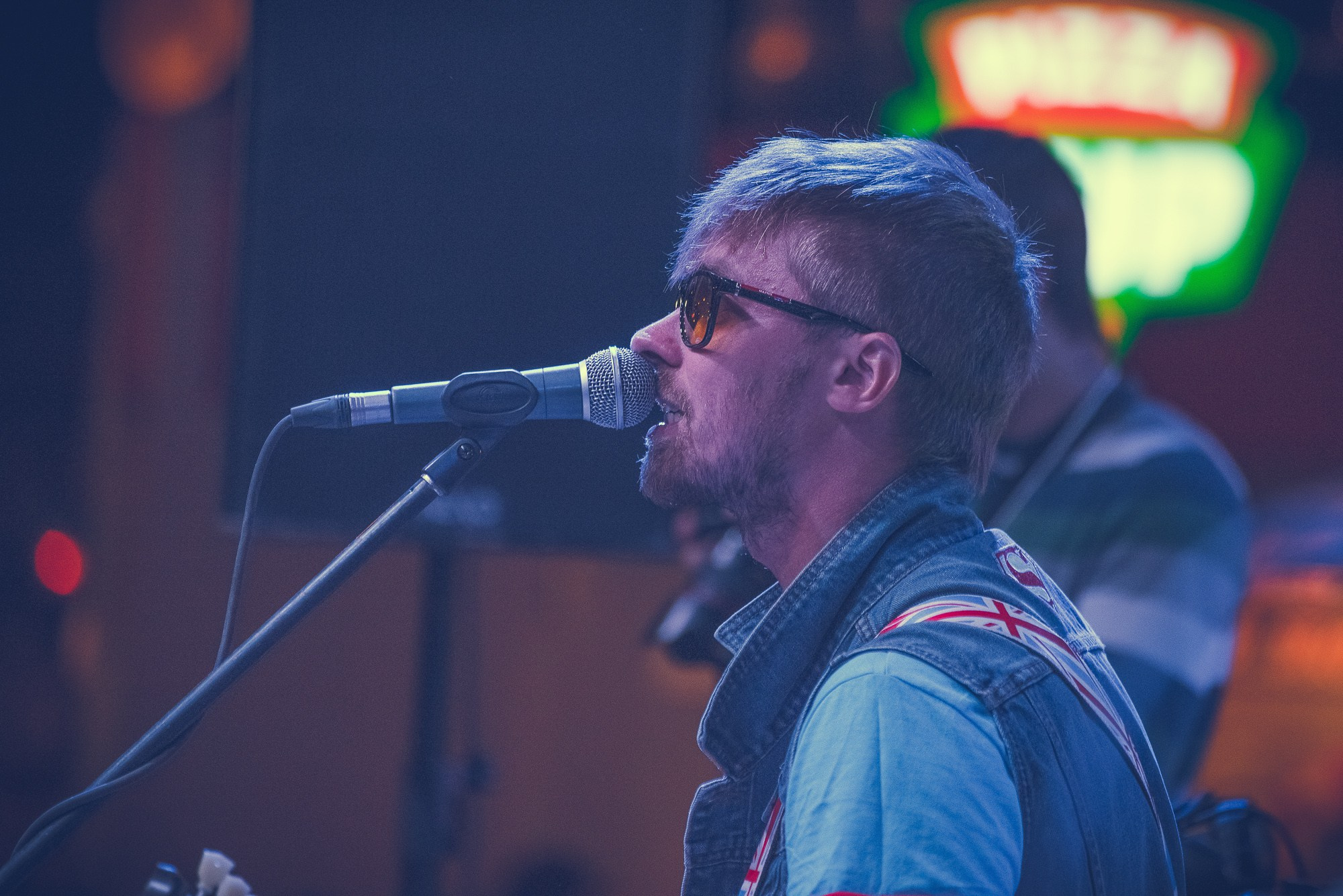 Музыкант исполняет песню на сцене