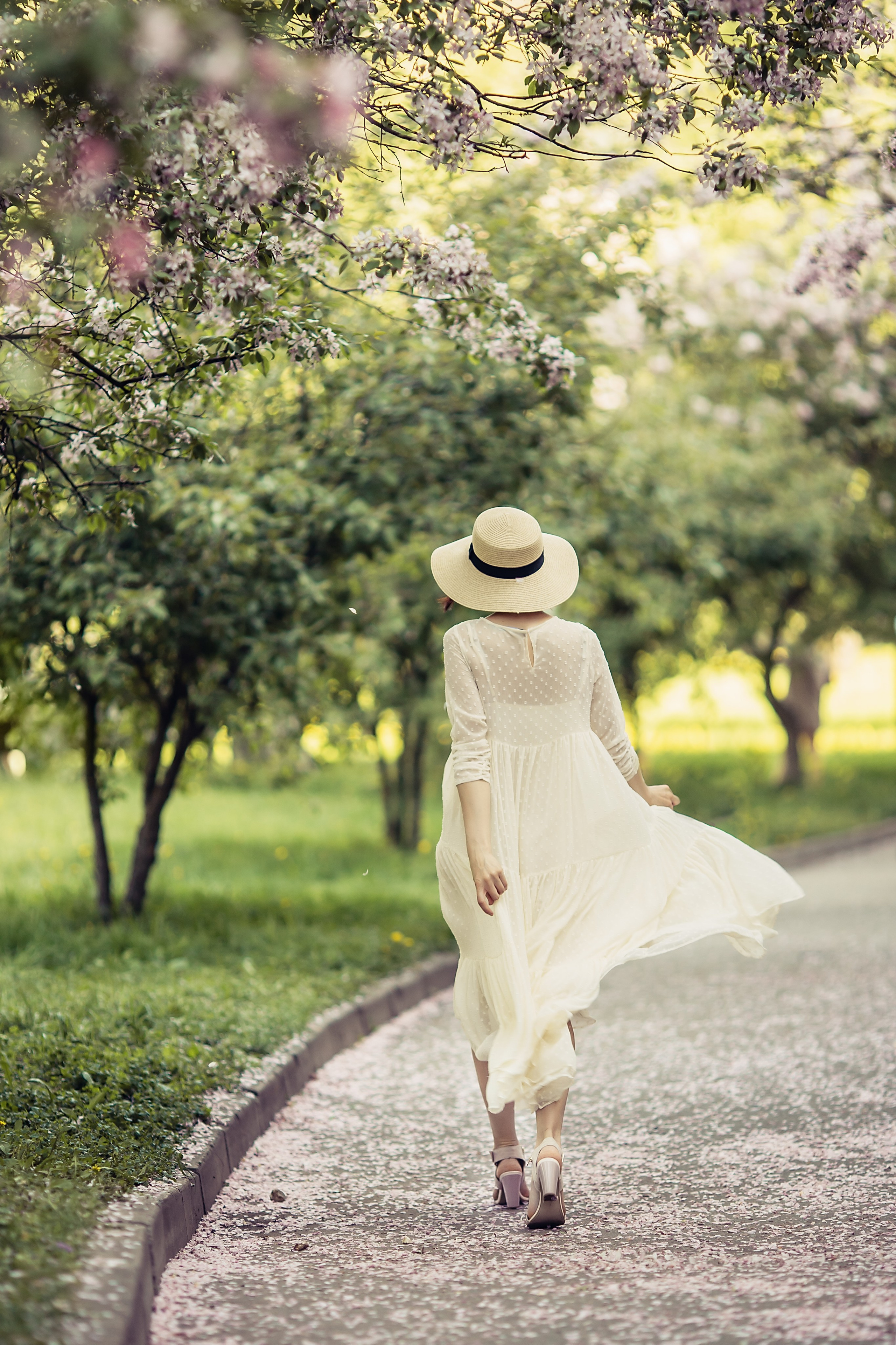 Настя в цветущем саду. Фотограф в Москве Наталья Спиридонова