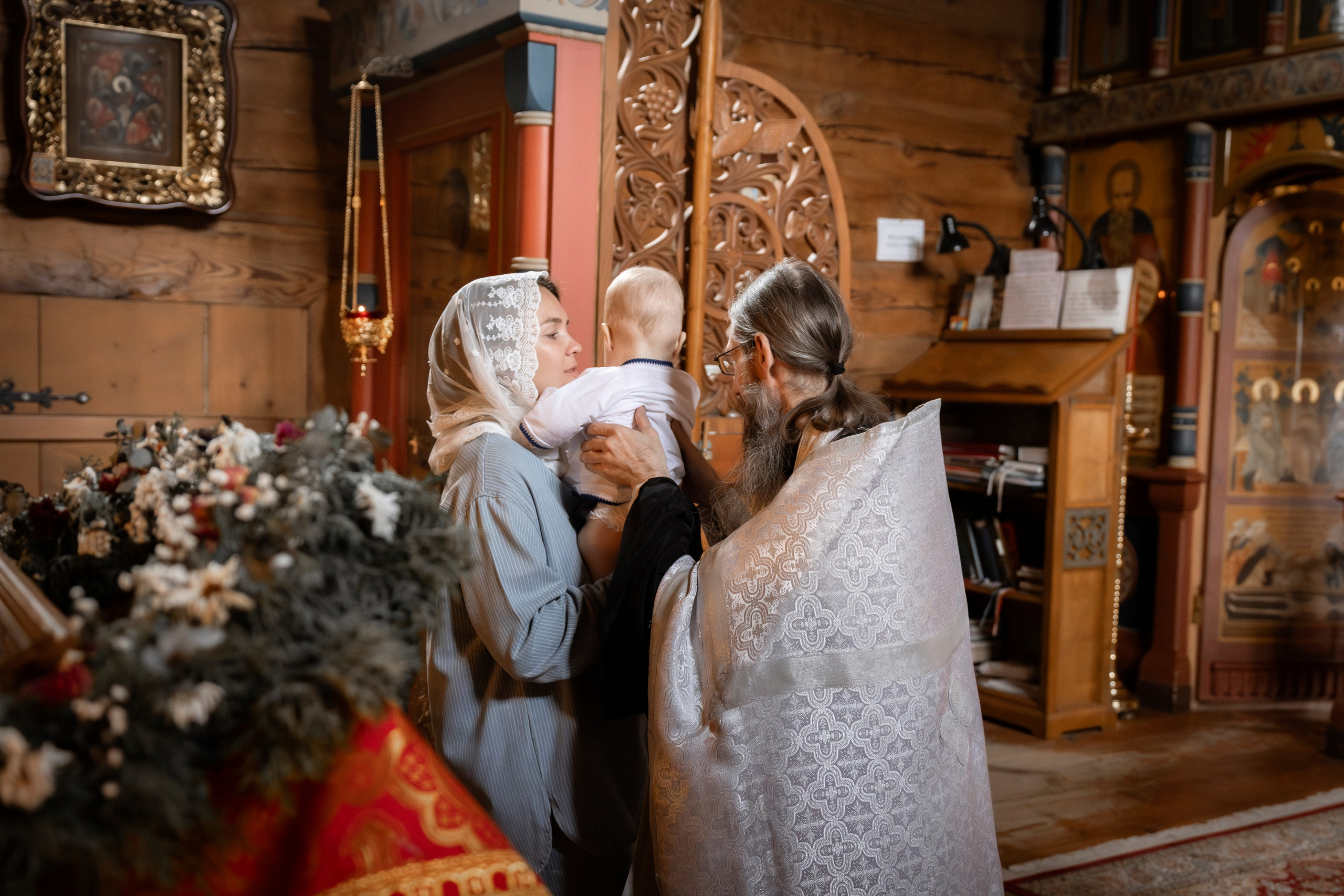 Таинство Крещения младенца в храме Покрова Пресвятой Богородицы на Высоком (г.Боровск, Калужская обл.). Надежда Стар семейный и церковный фотограф в Жукове и Калужской области