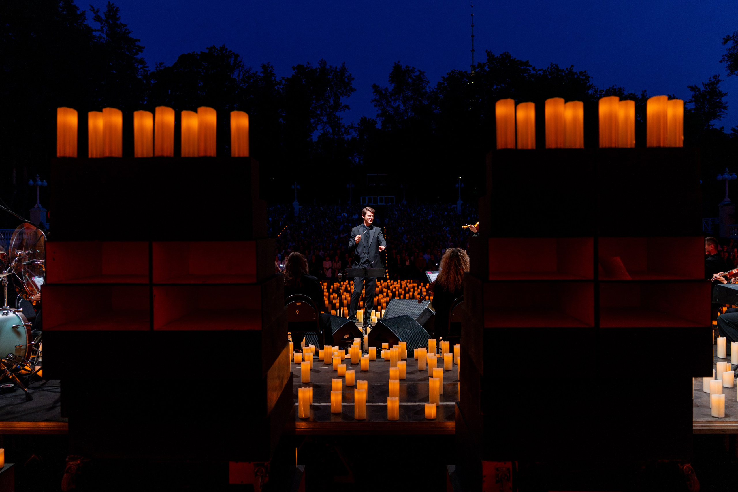 Симфонический оркестр Lumisfera при свечах. Фотограф Никита Комаров