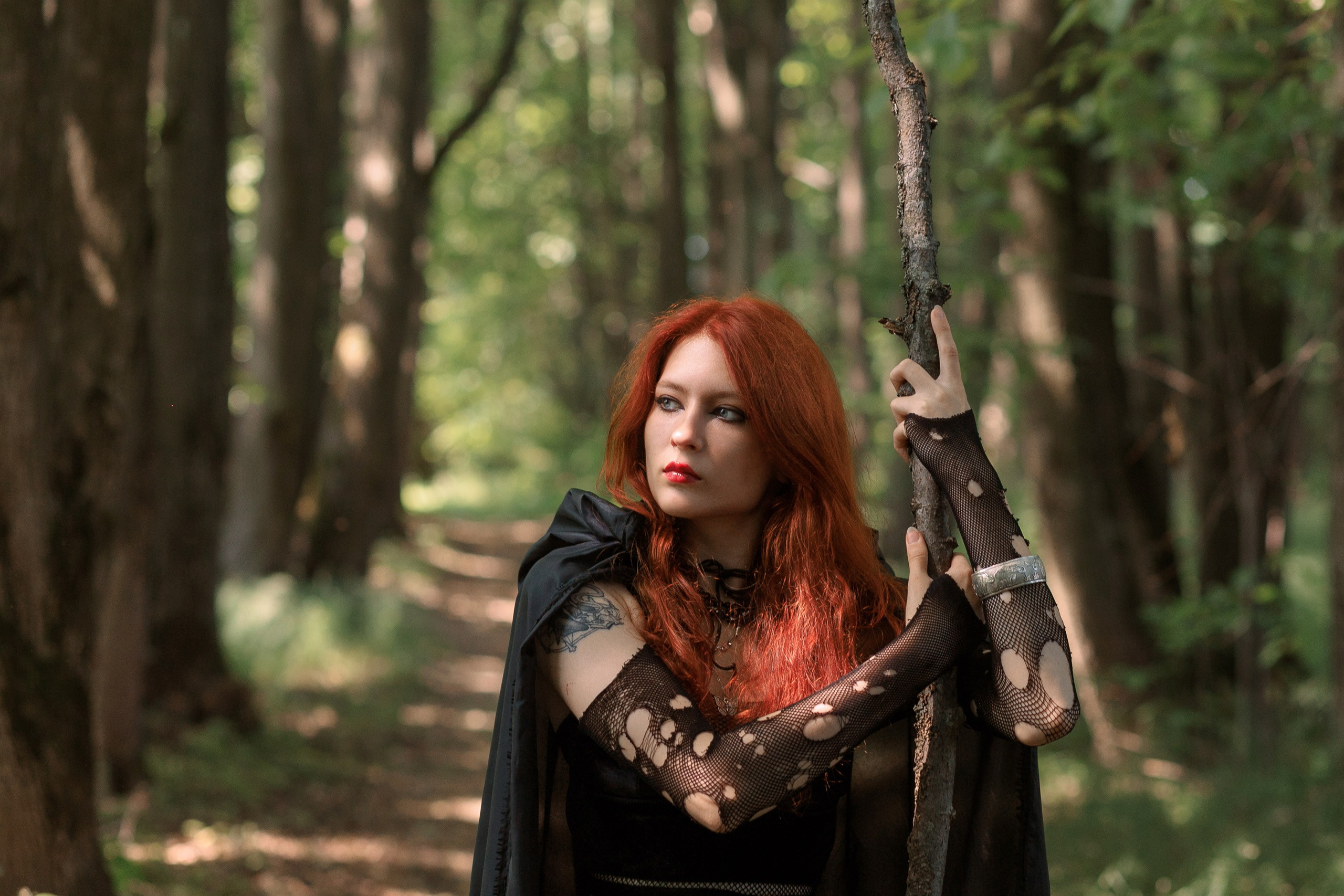 Сказочная фотосессия в образе молодой ведьмы со свечами