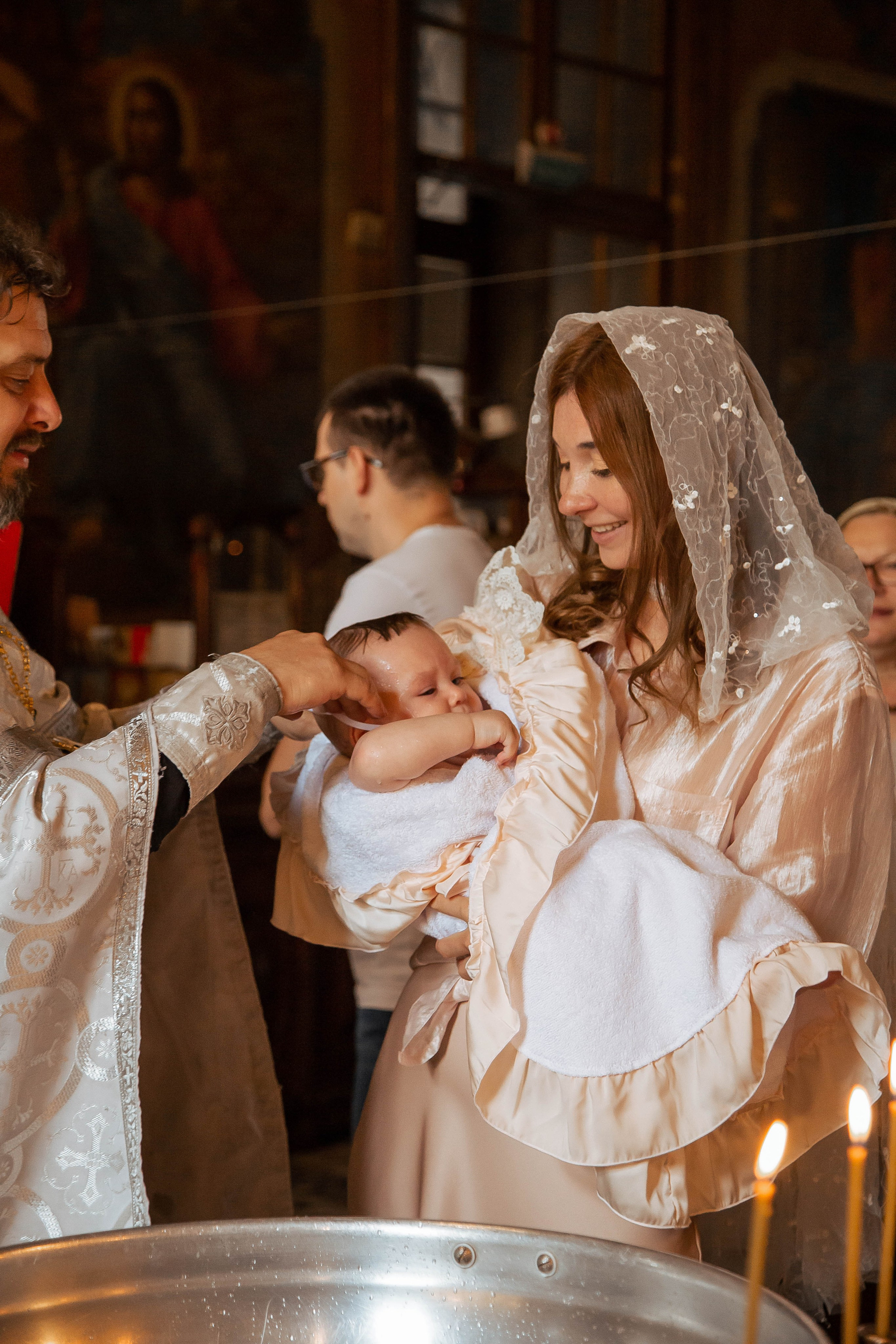 Репортажная съемка крещения — трогательные кадры таинства в Москве. Фотограф Анна Татаурова | Авторская фотосъемка в Москве