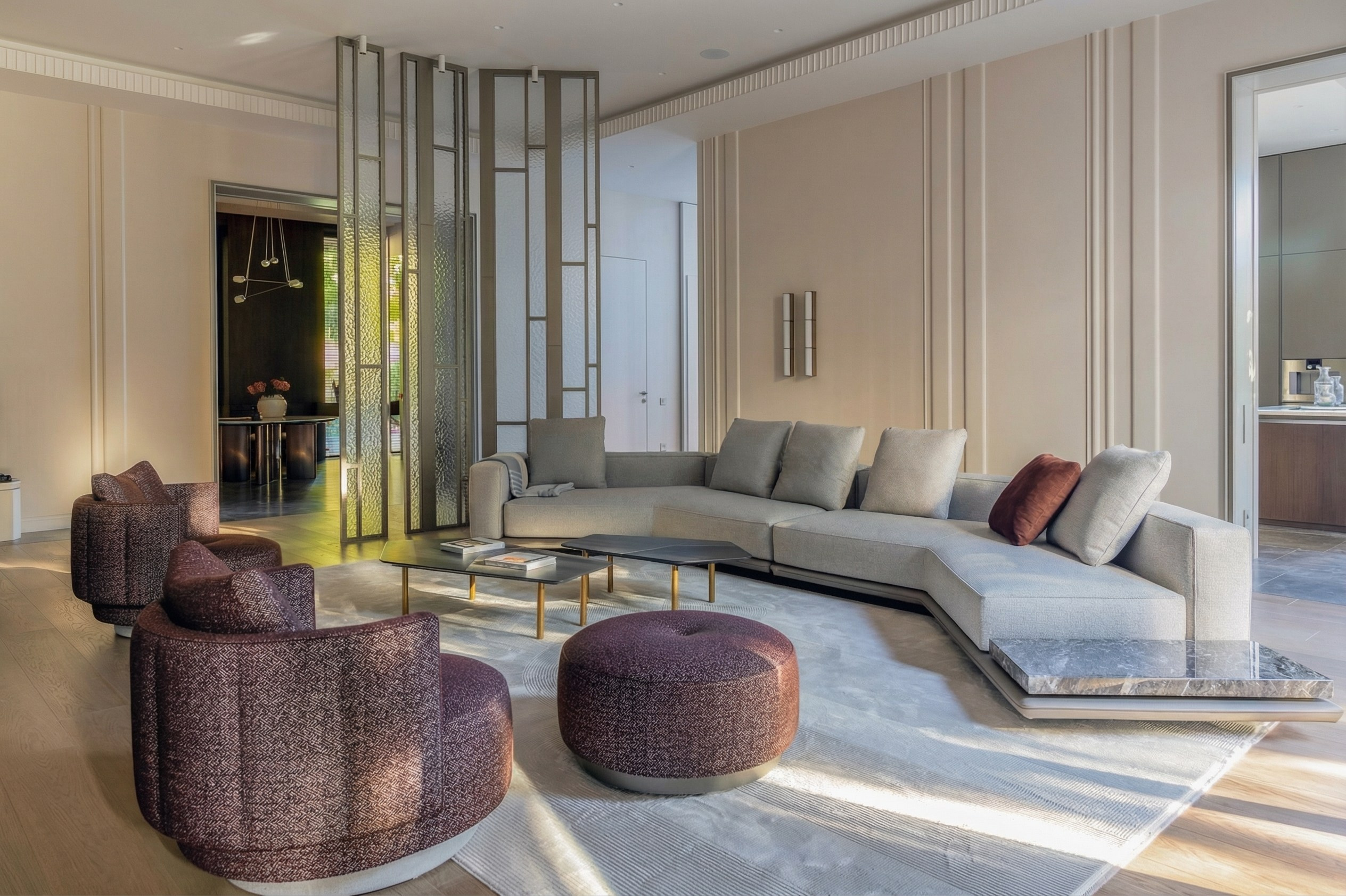 Панорамный вид гостиной с дизайнерской стеклянной перегородкой, масштабным угловым диваном и авторской мебелью, проект Валерии Котович, резиденция 1240 м² в Подмосковье.