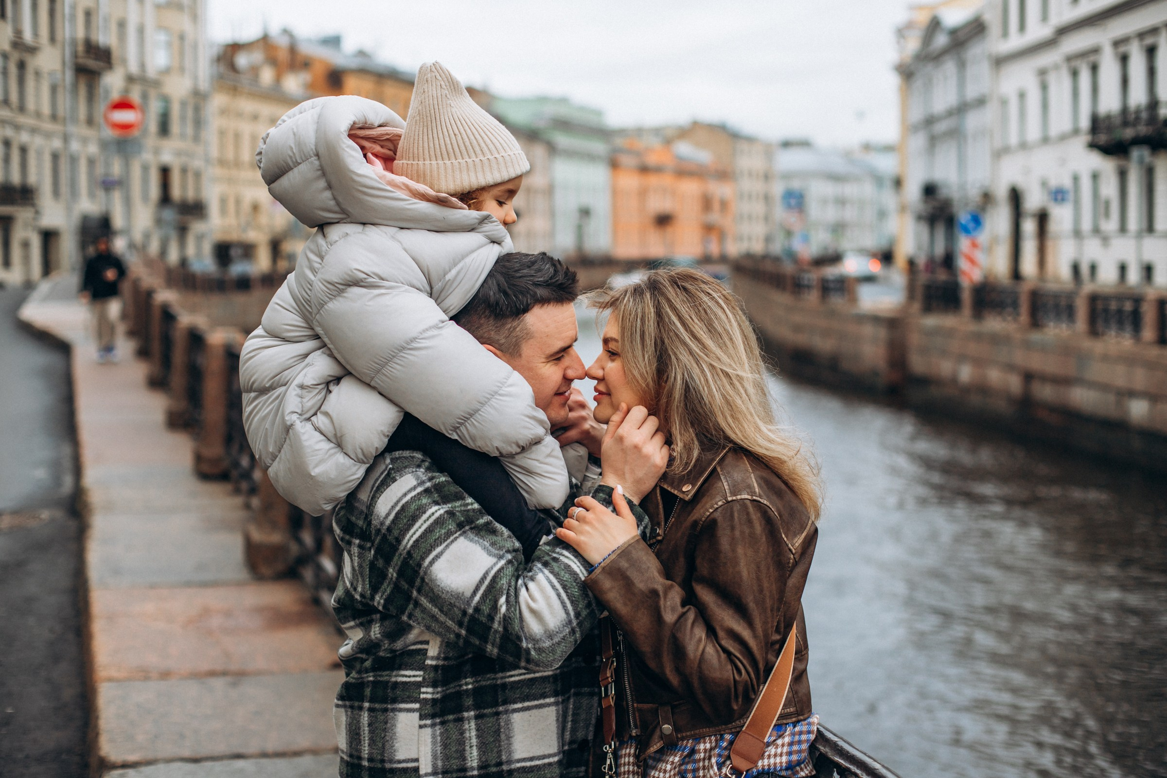 Юлия с семьей в апреле. Фотопрогулка в Петербурге. Индивидуальный и семейный фотограф в Санкт-Петербурге