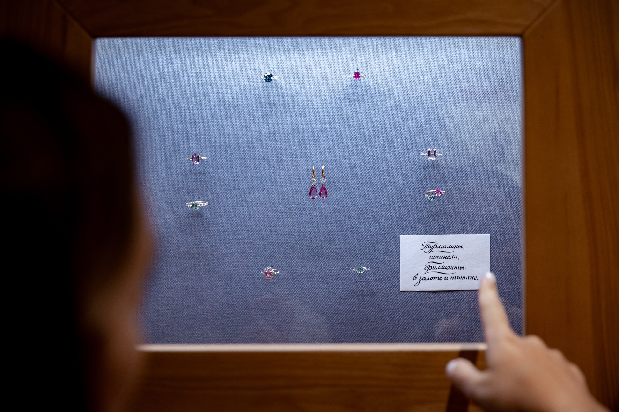 Презентация коллекции цветных драгоценностей в Le Noir. Главная