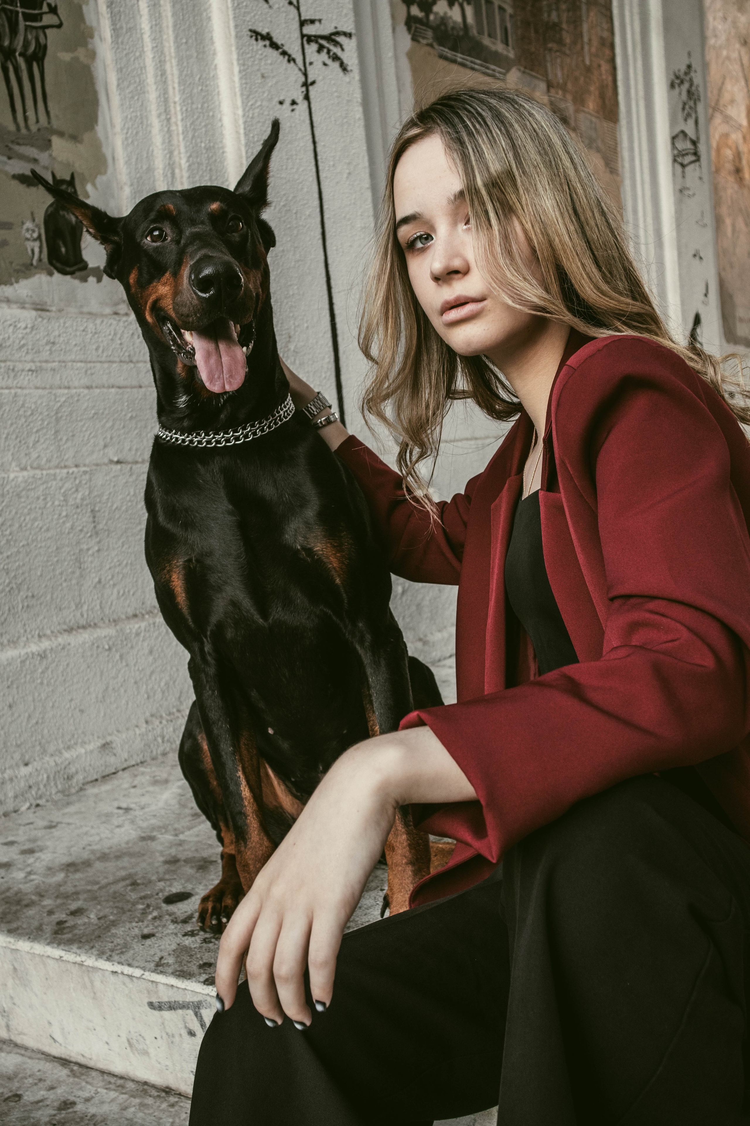 «Жизнь в ритме шага: пара с доберманом». Уличный фотограф Города N