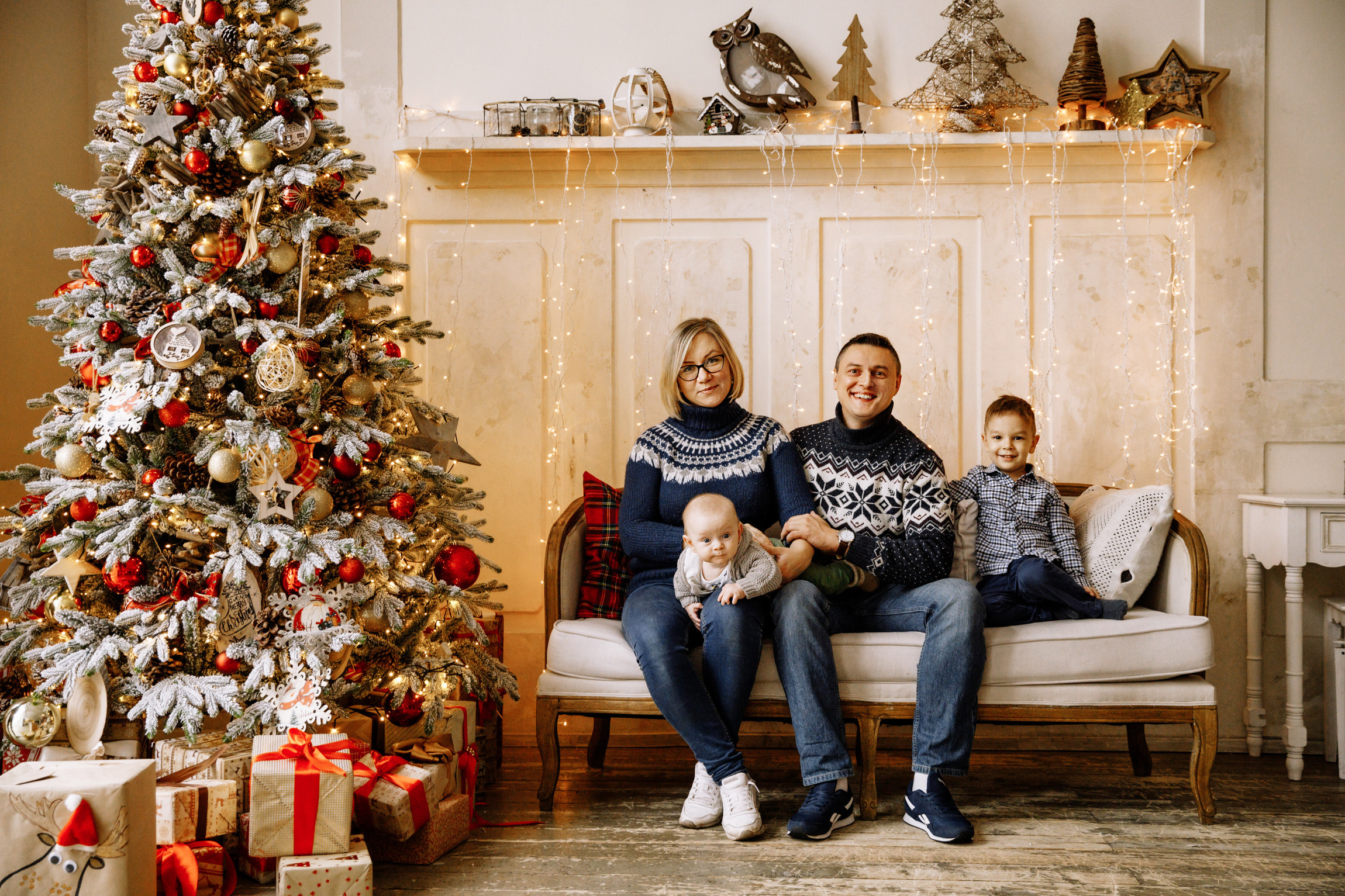 Новогодняя семейная фотосессия в студии Famous Глобус