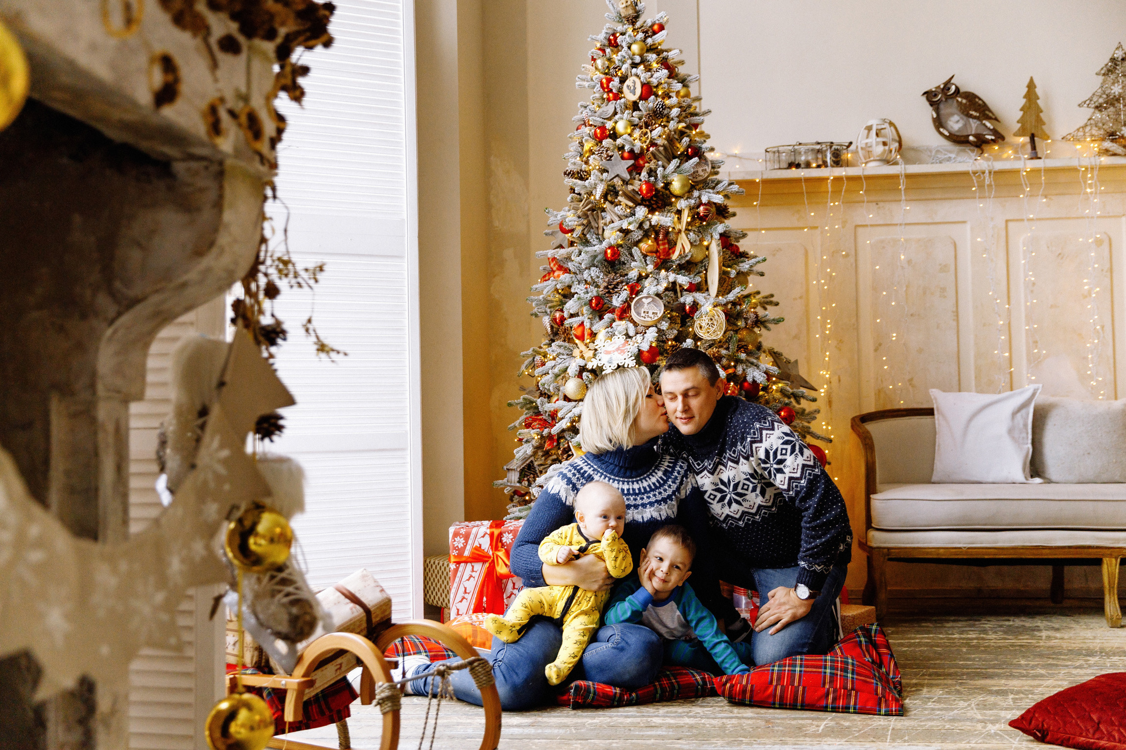 Новогодняя семейная фотосессия в студии Famous Глобус