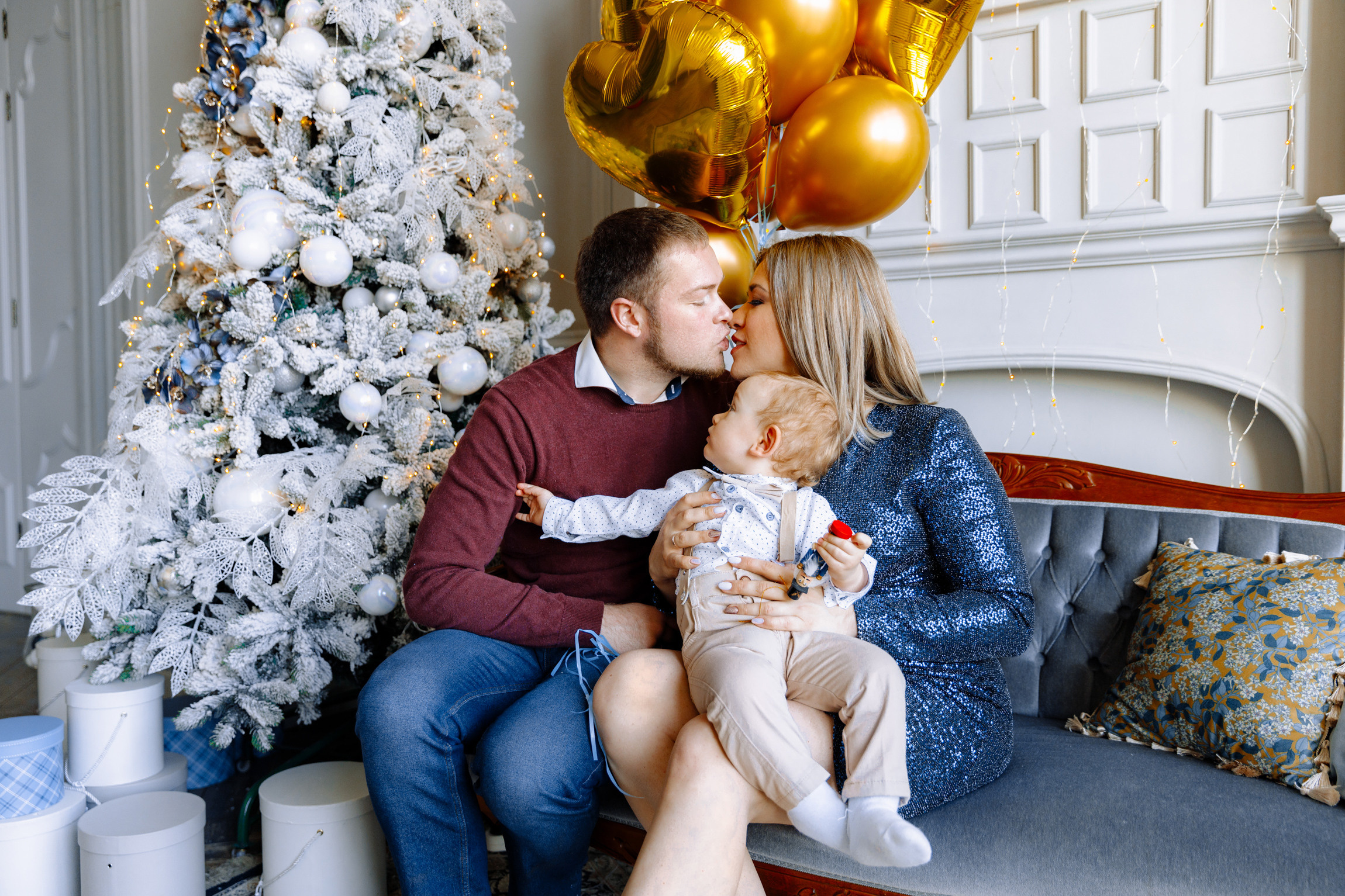 Новогодняя семейная фотосессия в студии NAKED SKY