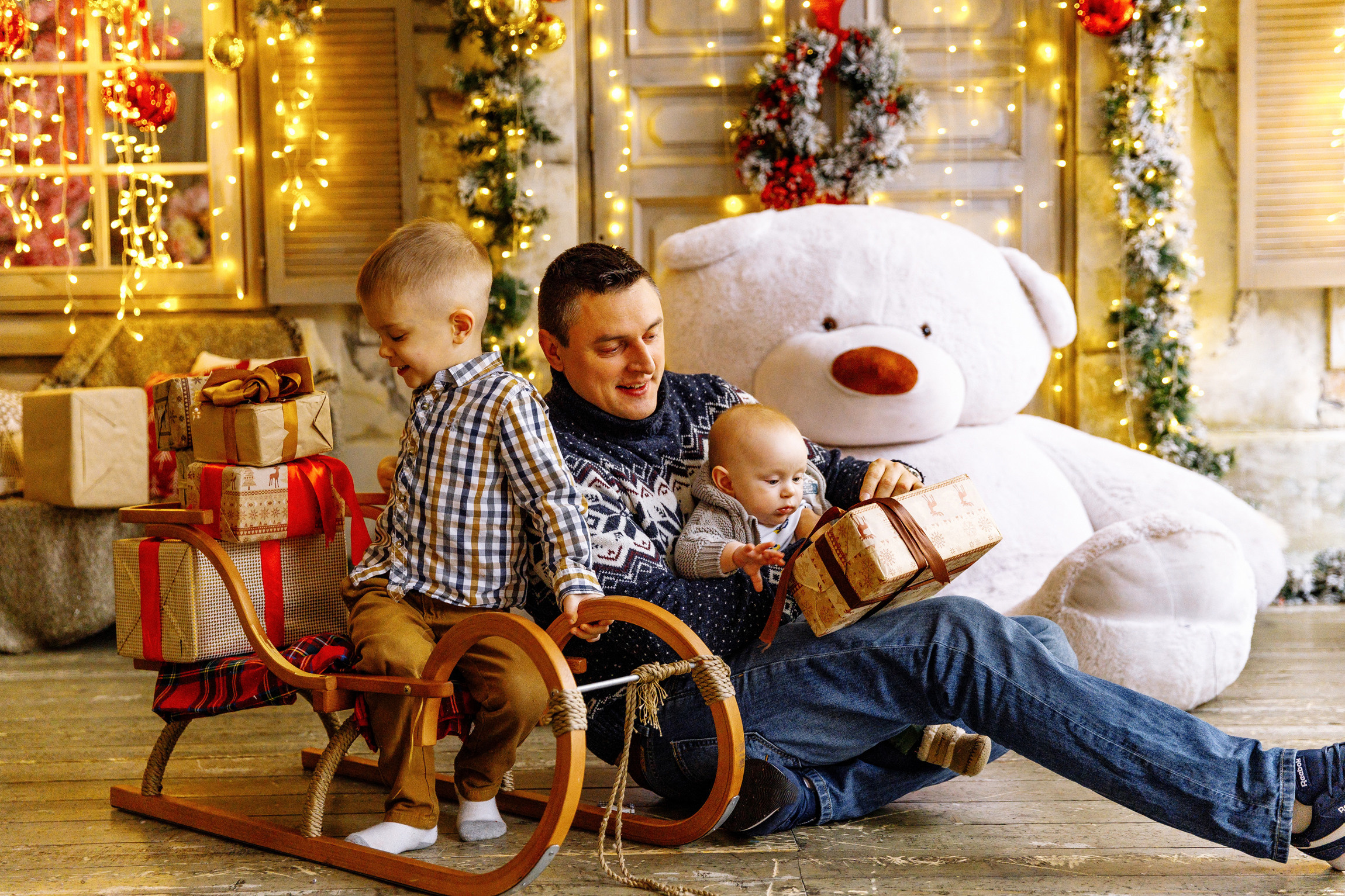 Новогодняя семейная фотосессия в студии Famous Глобус