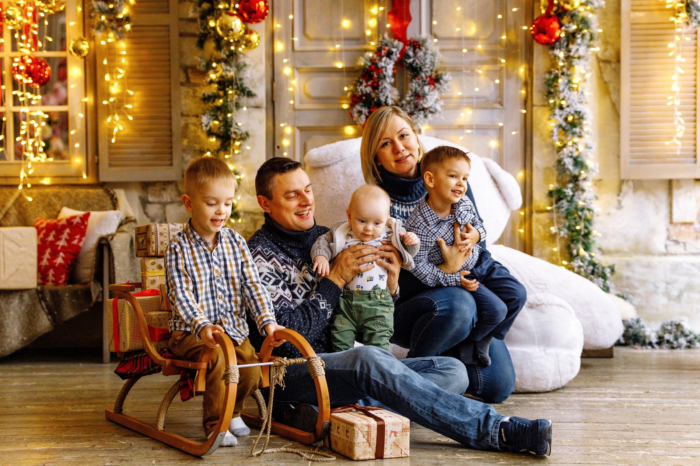 Новогодняя семейная фотосессия в студии Famous Глобус