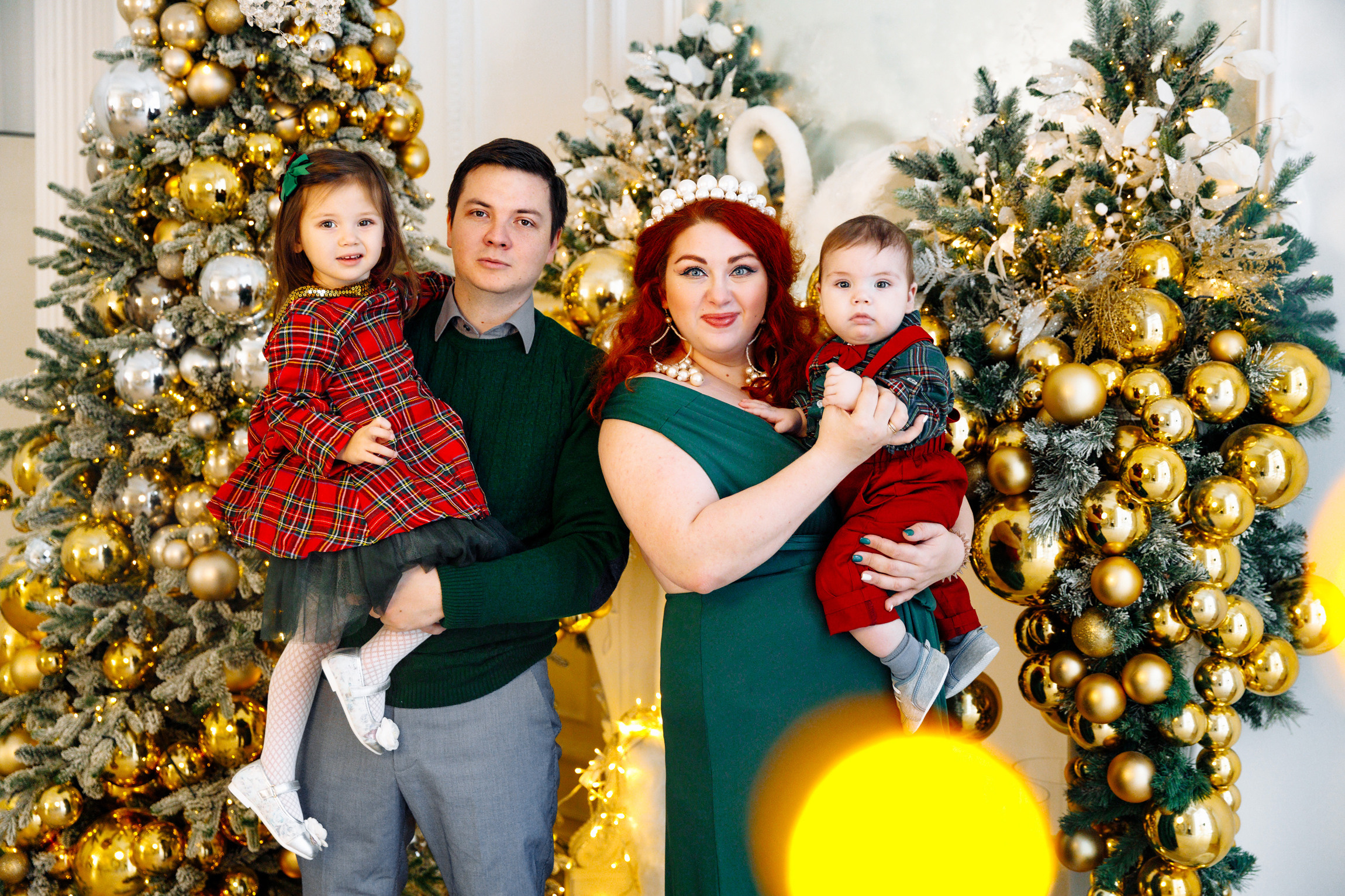 Новогодняя семейная фотосессия в студии Famous Сезар