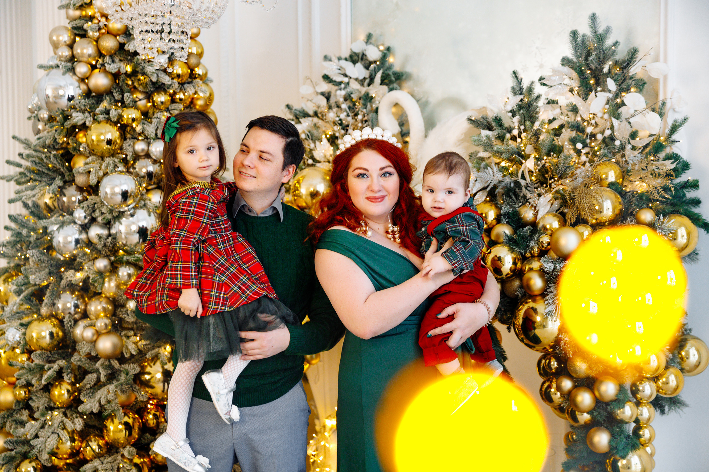 Новогодняя семейная фотосессия в студии Famous Сезар