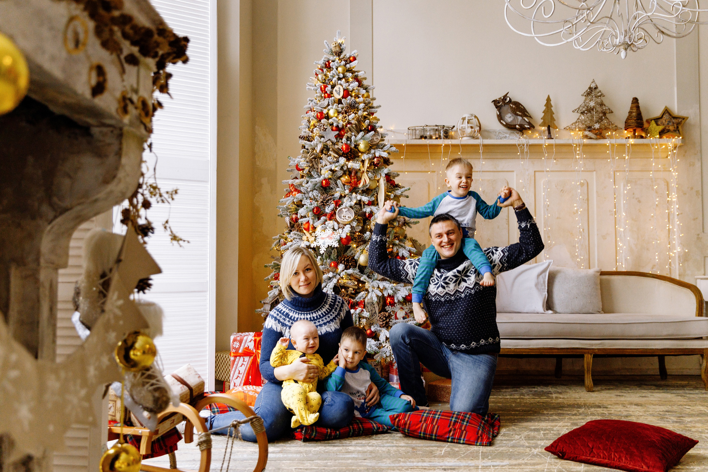 Новогодняя семейная фотосессия в студии Famous Глобус