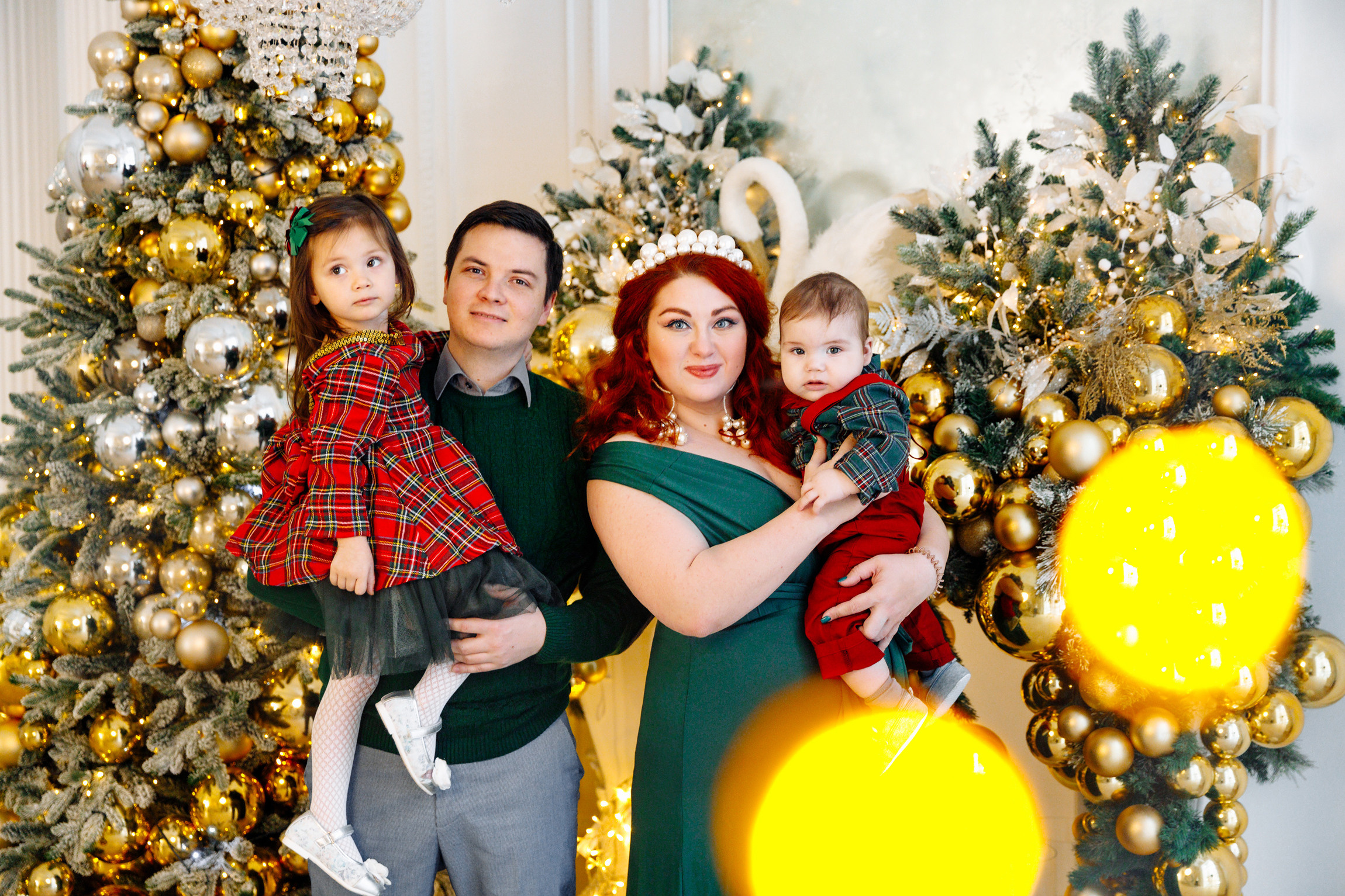 Новогодняя семейная фотосессия в студии Famous Сезар