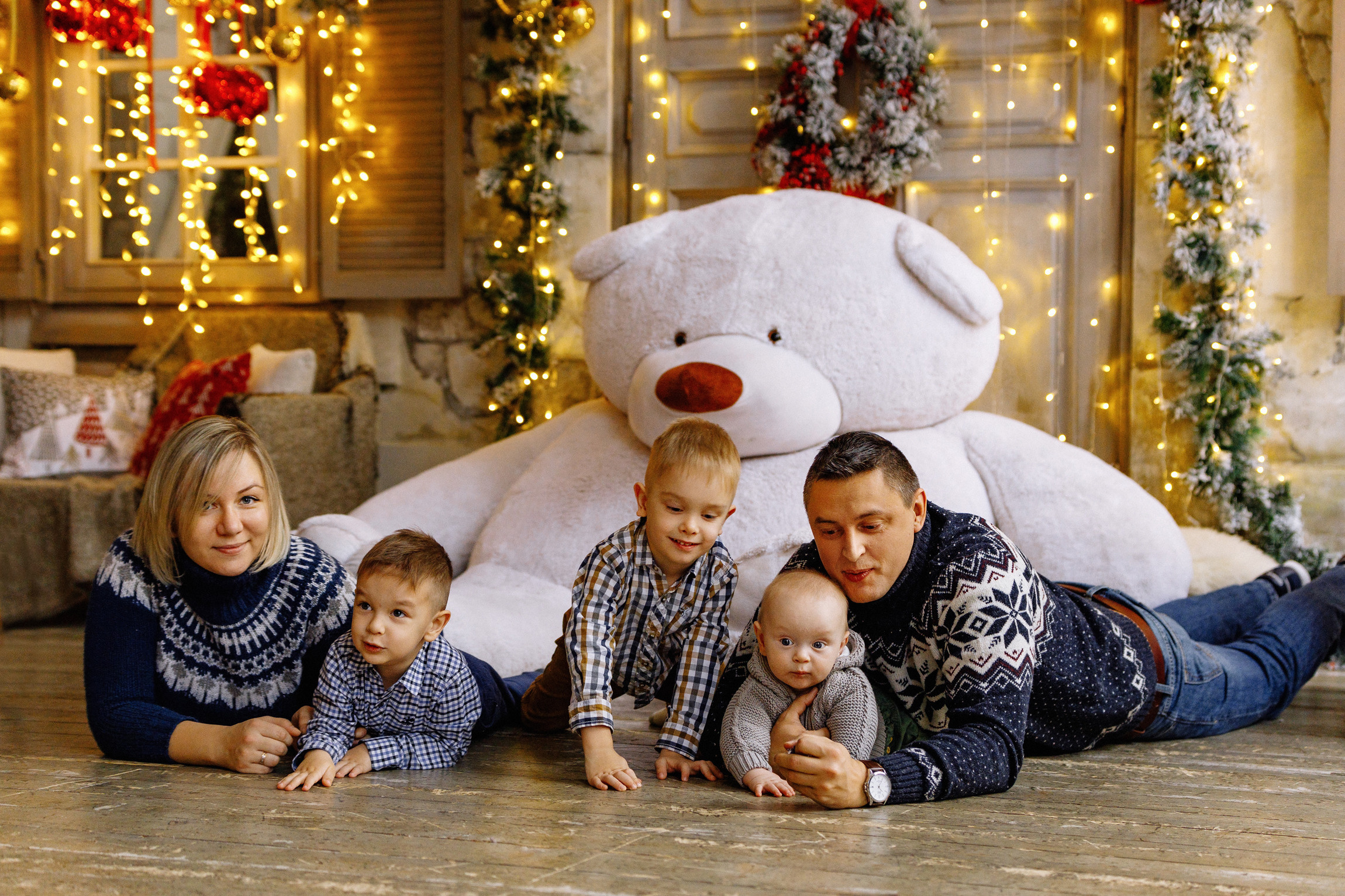 Новогодняя семейная фотосессия в студии Famous Глобус