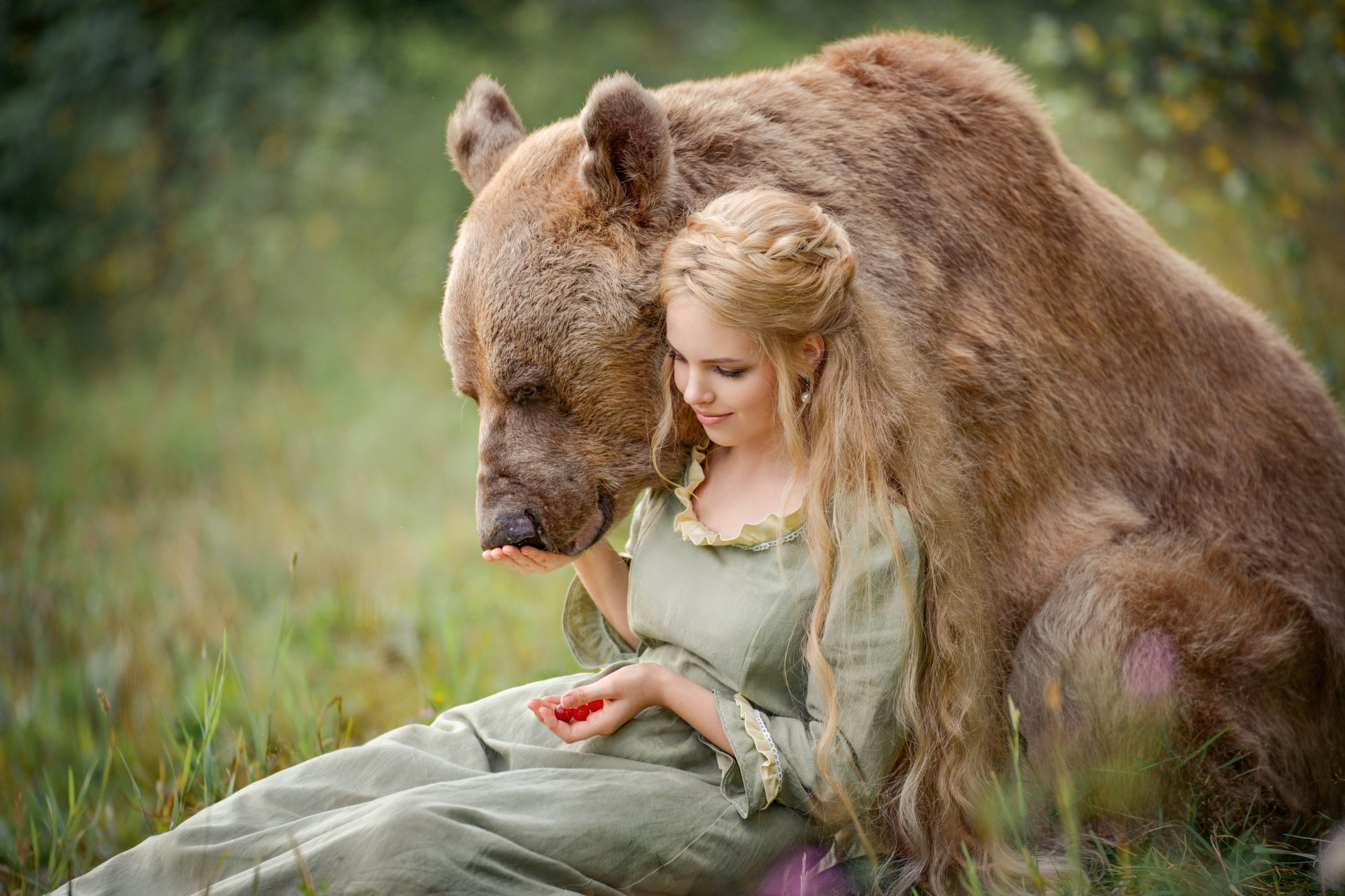 Фото девушки с медведем Степой