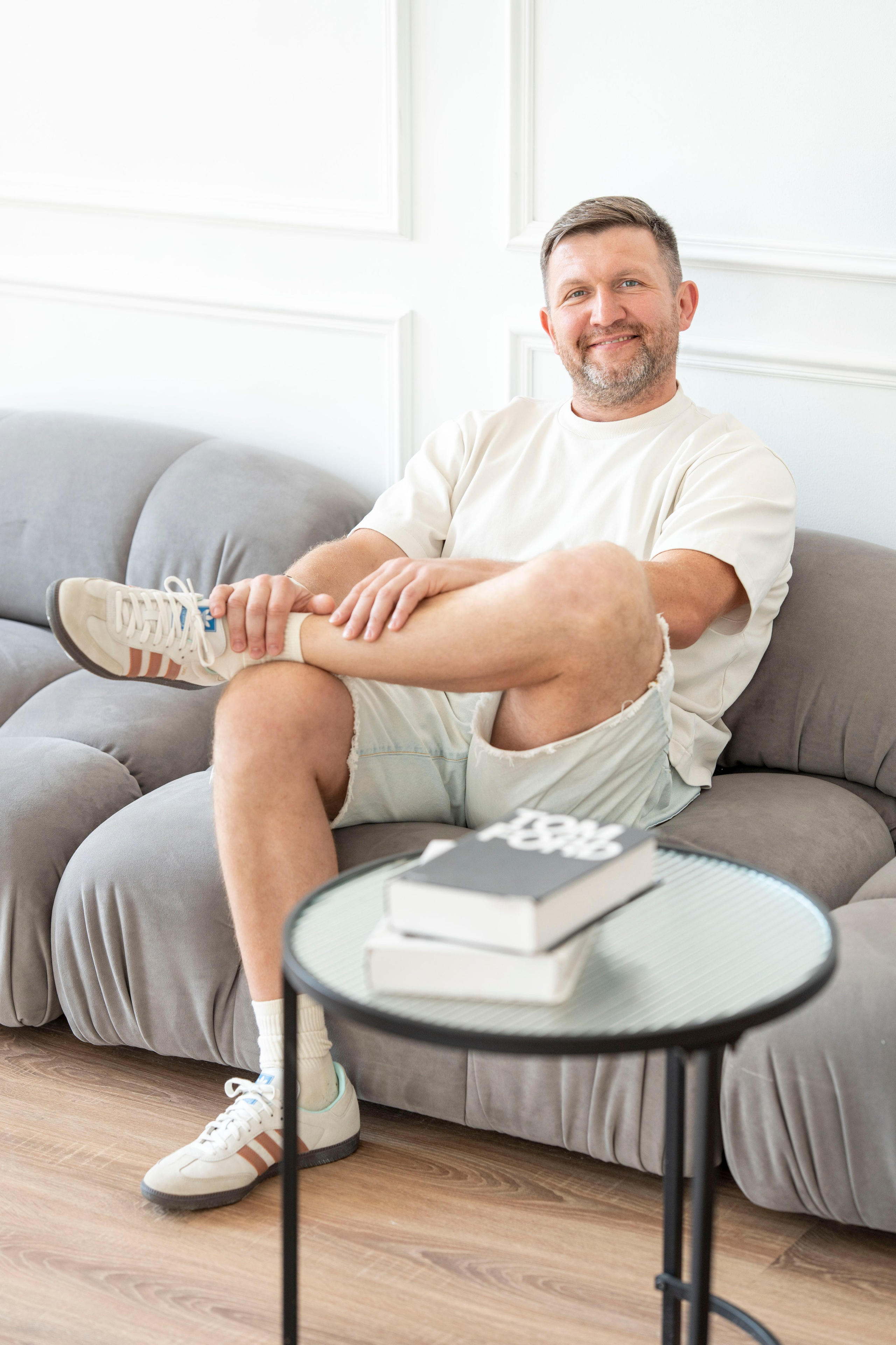 Артем. Владелец компании по производству пластиковой тары. Главная